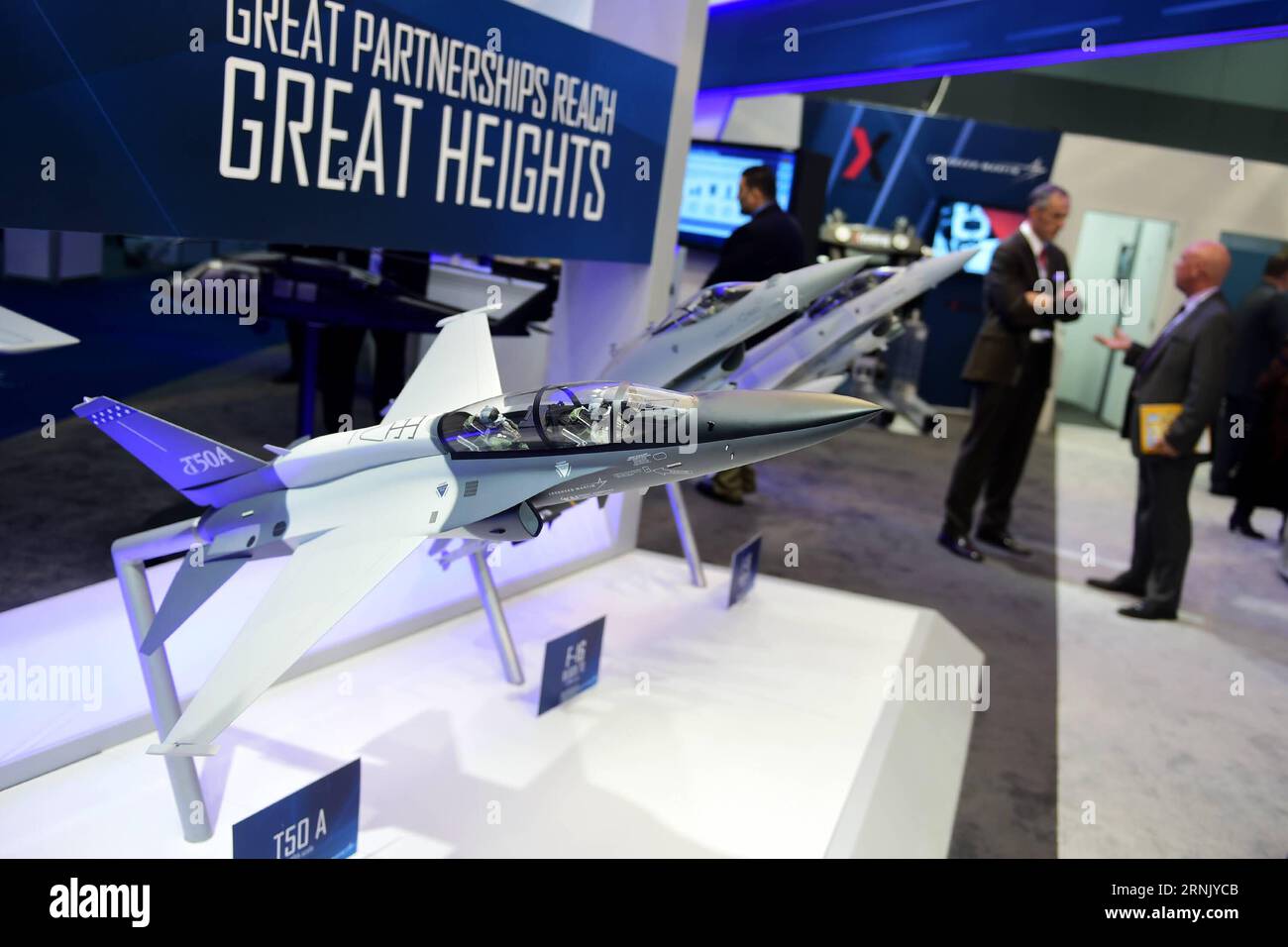 (170221) -- ABU DHABI, 21 febbraio 2017 -- i modelli di aerei sono esposti nell'area espositiva Lockheed Martin dell'International Defense Exhibition and Conference (IDEX) ad Abu Dhabi, negli Emirati Arabi Uniti, il 21 febbraio 2017. ) (gl) UAE-ABU DHABI-IDEX ZhaoxDingzhe PUBLICATIONxNOTxINxCHN Abu Dhabi 21 febbraio 2017 i modelli di aeromobili sono esposti PRESSO l'area espositiva Lockheed Martin dell'IDEX International Defense Exhibition and Conference di Abu Dhabi negli Emirati Arabi Uniti IL 21 febbraio 2017 GL UAE Abu Dhabi IDEX ZhaoxDingzhe PUBLICATIONxNOTxINxCHN Foto Stock