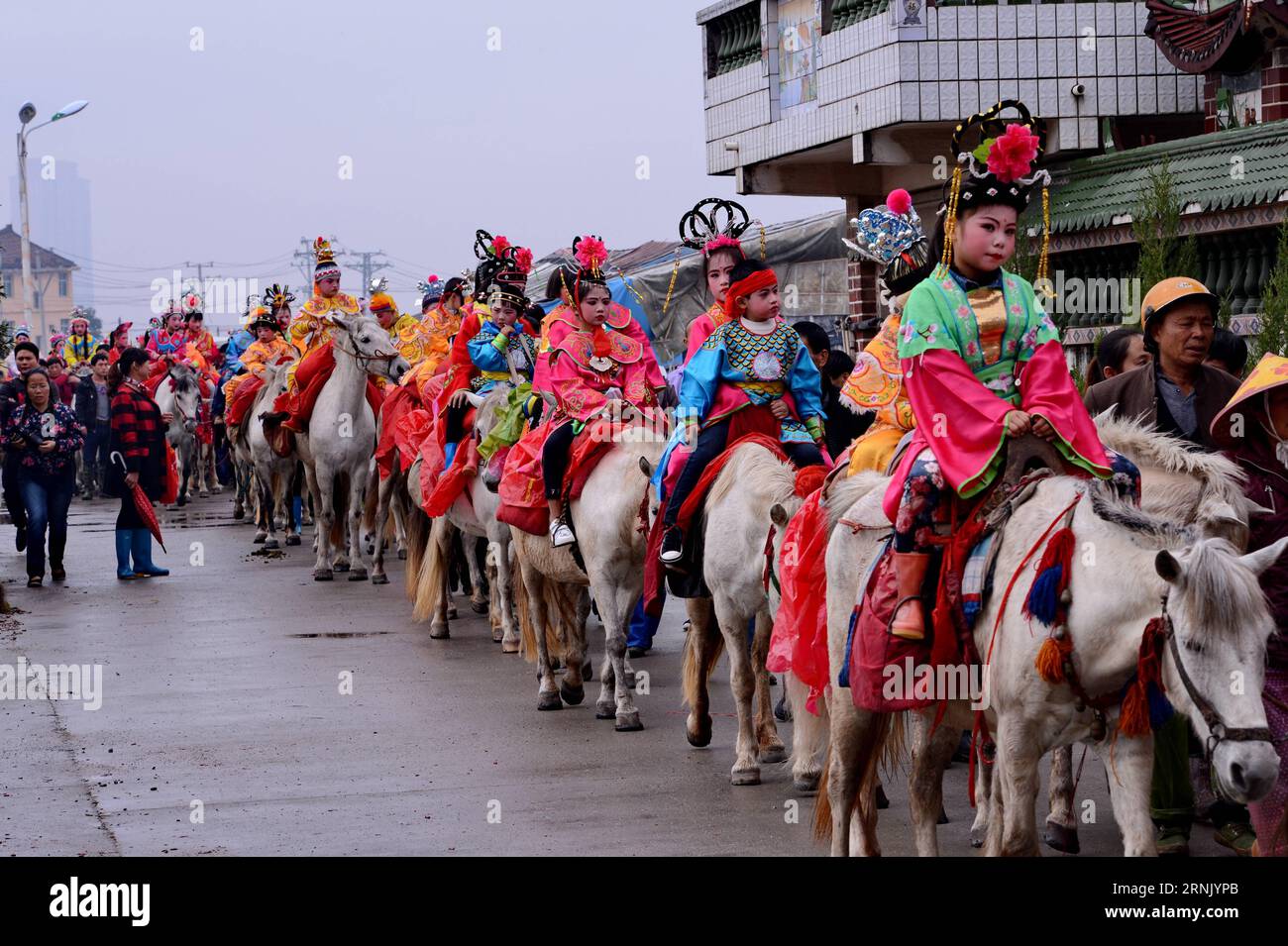 (170222) -- PUTIAN, 22 febbraio 2017 -- sfilata di bambini a cavallo nel villaggio di Yangwei, città di Putian nella provincia del Fujian della Cina sudorientale, 22 febbraio 2017. I bambini vestiti da figure leggendarie sfilano per le strade qui nel 26° giorno del primo mese del calendario lunare cinese. Pregare per la pace, la prosperità e il buon raccolto è una tradizione di lunga data. ) (Lb) CHINA-FUJIAN-PUTIAN-TRADITION (CN) ZhangxGuojun PUBLICATIONxNOTxINxCHN Putian 22 febbraio 2017 Parata dei bambini A cavallo nel villaggio di Putian città della provincia del Fujian della Cina sudorientale 22 febbraio 2017 bambini vestiti da figure leggendarie P Foto Stock