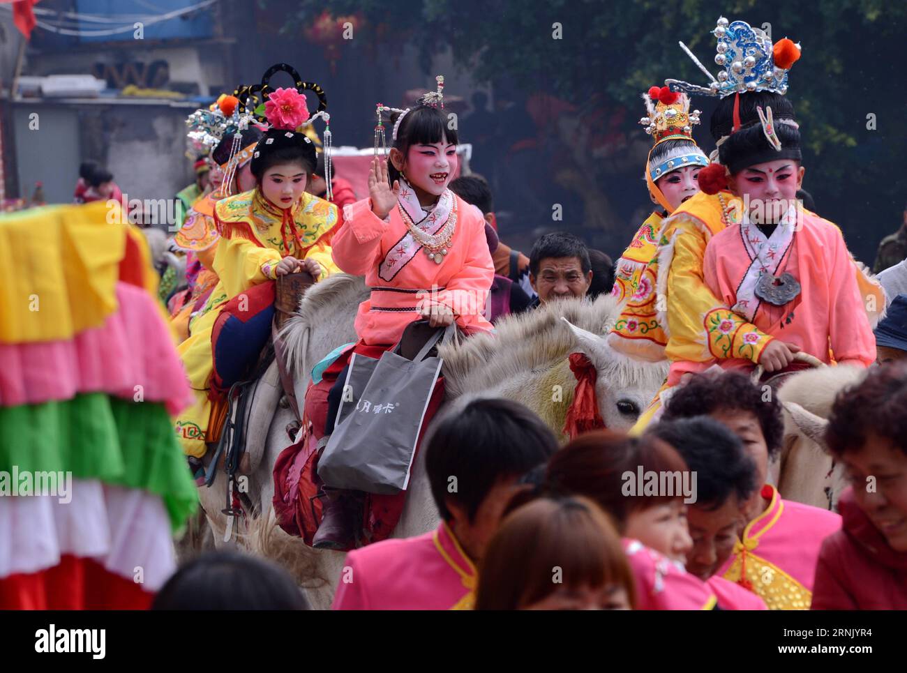 (170222) -- PUTIAN, 22 febbraio 2017 -- sfilata di bambini a cavallo nel villaggio di Yangwei, città di Putian nella provincia del Fujian della Cina sudorientale, 22 febbraio 2017. I bambini vestiti da figure leggendarie sfilano per le strade qui nel 26° giorno del primo mese del calendario lunare cinese. Pregare per la pace, la prosperità e il buon raccolto è una tradizione di lunga data. ) (Lb) CHINA-FUJIAN-PUTIAN-TRADITION (CN) ZhangxGuojun PUBLICATIONxNOTxINxCHN Putian 22 febbraio 2017 Parata dei bambini A cavallo nel villaggio di Putian città della provincia del Fujian della Cina sudorientale 22 febbraio 2017 bambini vestiti da figure leggendarie P Foto Stock