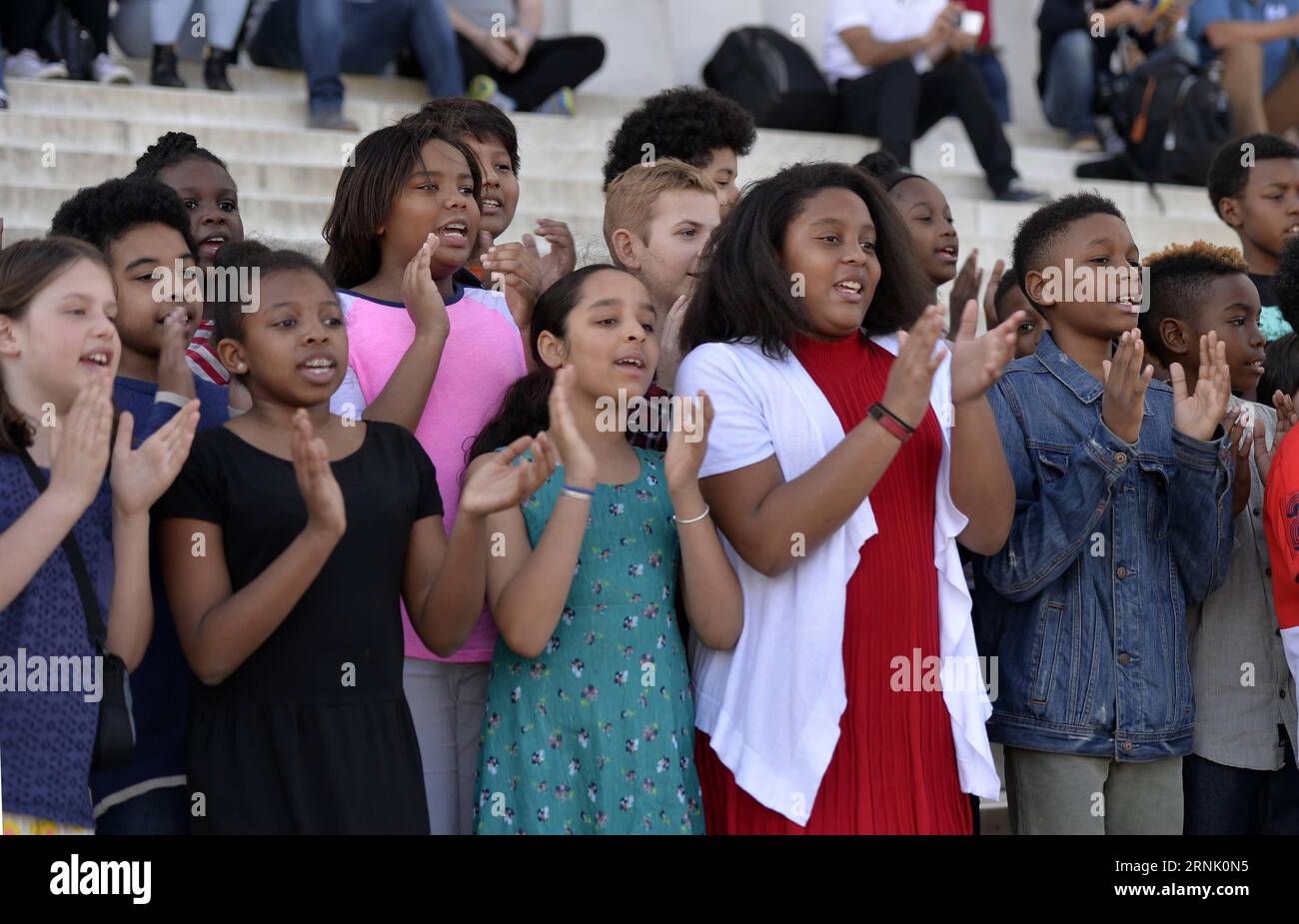 (170224) -- WASHINGTON, 24 febbraio 2017 -- gli studenti della Watkins Elementary School partecipano alla tredicesima lettura annuale di Martin Luther King S i Have a Dream Speech al Lincoln Memorial di Washington D.C., capitale degli Stati Uniti, il 24 febbraio 2017 per commemorare il leader dei diritti civili. U.S.-WASHINGTON D.C.-MARTIN LUTHER KING-COMMEMORAZIONE BaoxDandan PUBLICATIONxNOTxINxCHN Washington 24 febbraio 2017 studenti della Watkins Elementary School partecipano alla 13a lettura annuale di Martin Luther King S i Have a Dream Speech Event AL Lincoln Memorial di Washington DC capitale degli Stati Uniti Foto Stock