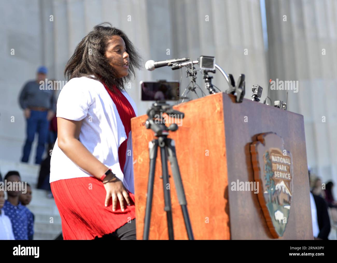 (170224) -- WASHINGTON, 24 febbraio 2017 -- uno studente della Watkins Elementary School partecipa alla tredicesima lettura annuale di Martin Luther King S i Have a Dream Speech al Lincoln Memorial di Washington D.C., capitale degli Stati Uniti, il 24 febbraio 2017 per commemorare il leader dei diritti civili. U.S.-WASHINGTON D.C.-MARTIN LUTHER KING-COMMEMORAZIONE BaoxDandan PUBLICATIONxNOTxINxCHN Washington 24 febbraio 2017 uno studente della Watkins Elementary School partecipa alla 13a lettura annuale di Martin Luther King S i Have a Dream Speech Event AL Lincoln Memorial di Washington DC capitale delle Nazioni Unite Foto Stock