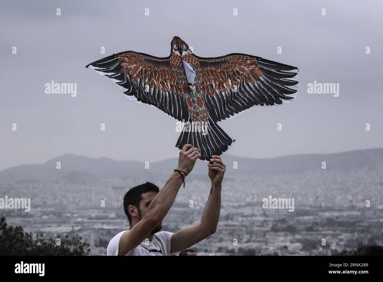 (170228)-- ATENE, 27 febbraio 2017 -- Un uomo si prepara a far volare un aquilone su una collina di fronte alla collina dell'Acropoli ad Atene, Grecia, il 27 febbraio 2017. I cristiani greco-ortodossi lunedì hanno celebrato la fine delle festività di carnevale e l'inizio della Quaresima. ) (Zxj) GRECIA-ATENE-PRESTATA mariosxlolos PUBLICATIONxNOTxINxCHN Atene febbraio 27 2017 un uomo si prepara a volare un aquilone SU una collina di fronte alla collina dell'Acropoli ad Atene Grecia IL 27 2017 febbraio i cristiani greco-ortodossi lunedì hanno celebrato la fine delle feste di Carnevale e l'inizio della Grecia prestata Atene MariosxLolos PUBLICATIONxNOTxINxCHN Foto Stock
