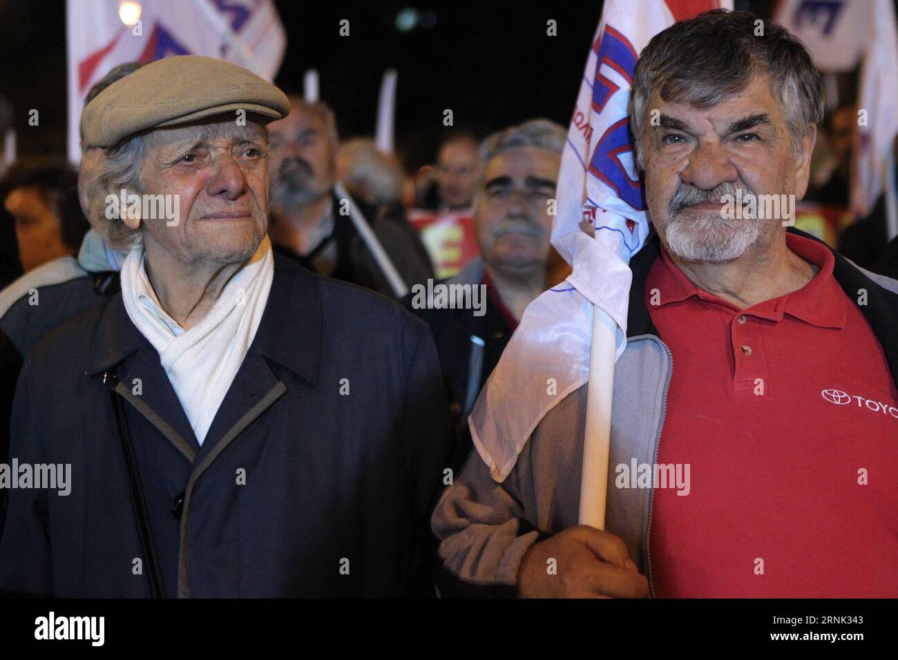 (170301) -- ATENE, 1° marzo 2017 -- i membri della protesta sindacale PAME affiliata al Partito Comunista greco ad Atene, Grecia, il 1° marzo 2017. I manifestanti si sono riuniti qui mercoledì per protestare contro l'austerità mentre i funzionari del governo greco e i rappresentanti dei finanziatori internazionali della Grecia stavano discutendo la prossima serie di riforme e tagli alla spesa sotto il salvataggio greco. ) GRECIA-ATENE-PROTESTA MariosxLolos PUBLICATIONxNOTxINxCHN Atene 1 marzo 2017 i membri dell'Unione dei laboratori PAME affiliati al Partito Comunista greco protestano ad Atene Grecia IL 1 marzo 2017 manifestanti si sono riuniti qui PER Wedn Foto Stock