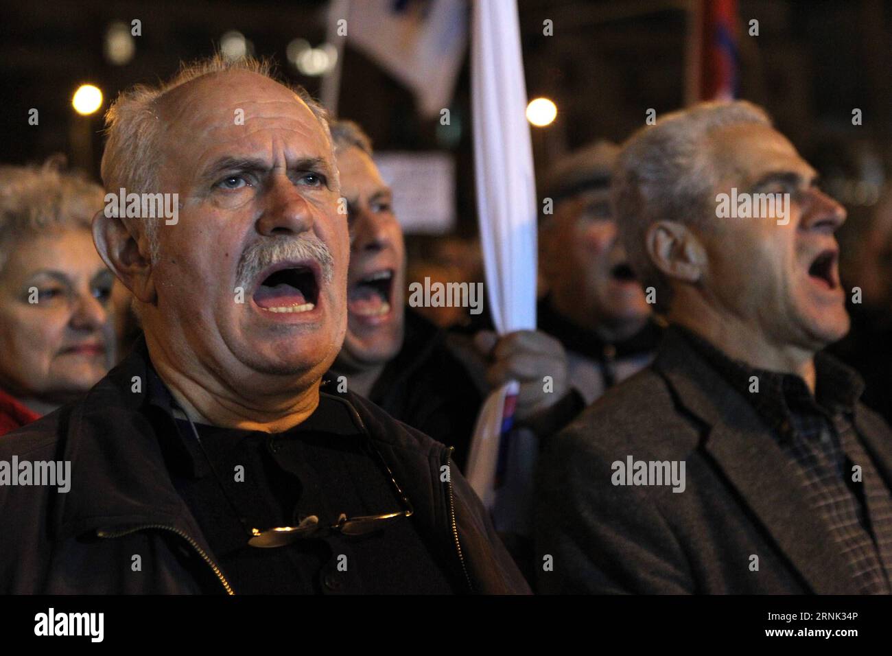 (170301) -- ATENE, 1° marzo 2017 -- i membri della protesta sindacale PAME affiliata al Partito Comunista greco ad Atene, Grecia, il 1° marzo 2017. I manifestanti si sono riuniti qui mercoledì per protestare contro l'austerità mentre i funzionari del governo greco e i rappresentanti dei finanziatori internazionali della Grecia stavano discutendo la prossima serie di riforme e tagli alla spesa sotto il salvataggio greco. ) GRECIA-ATENE-PROTESTA MariosxLolos PUBLICATIONxNOTxINxCHN Atene 1 marzo 2017 i membri dell'Unione dei laboratori PAME affiliati al Partito Comunista greco protestano ad Atene Grecia IL 1 marzo 2017 manifestanti si sono riuniti qui PER Wedn Foto Stock