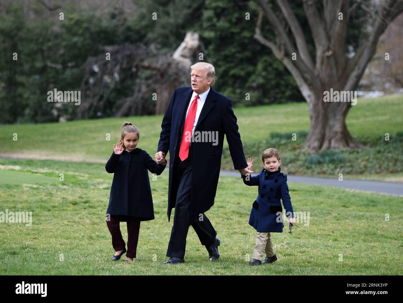 170303 -- WASHINGTON, 3 marzo 2017 -- il presidente degli Stati Uniti Donald Trump cammina con i suoi nipoti Arabella Kushner L e Joseph Kushner R a bordo di Marine One dalla Casa Bianca di Washington D.C., Stati Uniti, 3 marzo 2017. U.S.-WASHINGTON D.C.-PRESIDENTE-TRUMP YinxBogu PUBLICATIONxNOTxINxCHN Foto Stock