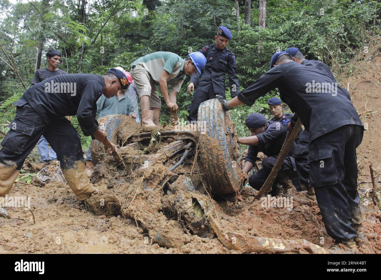 (170304) -- SUMATRA OCCIDENTALE, 4 marzo 2017 -- gli agenti di polizia scavano corpi sepolti all'interno di un veicolo sotto fango e roccia dopo essere stati colpiti da inondazioni e frane nel villaggio di Koto Alam nel distretto di Limapuluh Kota a Giava Occidentale, Indonesia, 4 marzo 2017. Frane e inondazioni hanno causato almeno quattro morti e migliaia di sfollati interni nella provincia di Sumatra occidentale, nell'Indonesia occidentale, ha dichiarato sabato un alto funzionario dell'agenzia per i disastri. ) (Zjy) INDONESIA-SUMATRA OCCIDENTALE-FRANE-RICERCA E SALVATAGGIO Amanda PUBLICATIONxNOTxINxCHN Sumatra OCCIDENTALE 4 marzo 2017 agenti di polizia scavano corpi sepolti all'interno Foto Stock