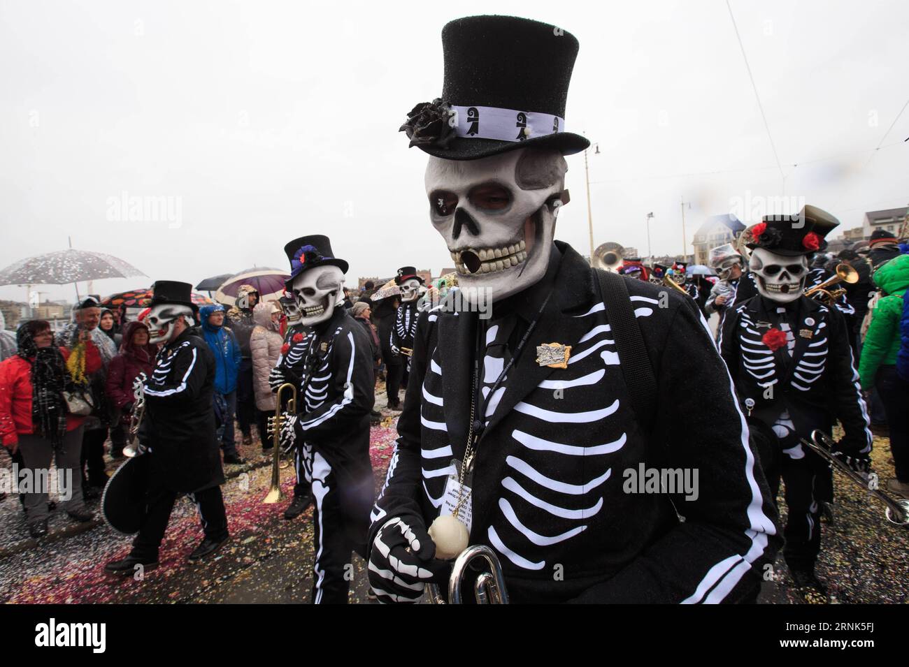 170306 -- BASILEA, 6 marzo 2017 -- i rivenditori partecipano alla processione di carnevale durante il Carnevale di Basilea 2017 a Basilea, Svizzera, 6 marzo 2017. Il Carnevale di Basilea, che è il più grande carnevale della Svizzera, è iniziato lunedì mattina presto e durerà 72 ore. SVIZZERA-BASILEA-CARNEVALE-PROCESSIONE XuxJinquan PUBLICATIONxNOTxINxCHN Foto Stock