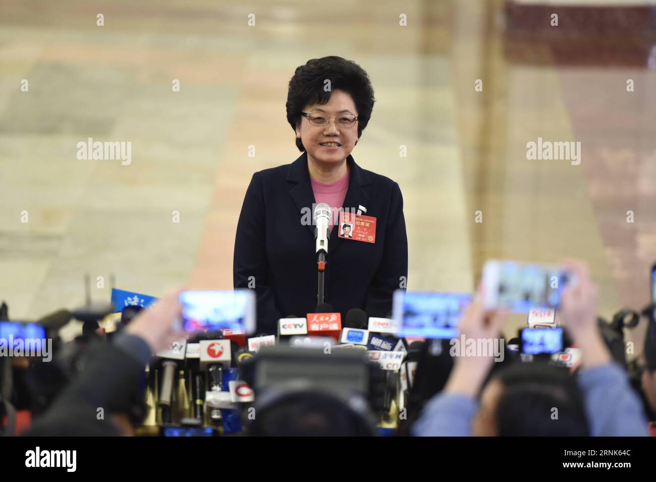 PECHINO, 8 marzo 2017 -- li Bin, capo della Commissione Nazionale per la salute e la pianificazione familiare, riceve un'intervista prima della seconda riunione plenaria della quinta sessione del XII Congresso Nazionale del popolo presso la sala grande del popolo a Pechino, capitale della Cina, 8 marzo 2017. ) (zhs) (DUE SESSIONI)CINA-PECHINO-NPC-MINISTRI-INTERVISTA (CN) WuxXiaoling PUBLICATIONxNOTxINxCHN Pechino 8 marzo 2017 sinistra AM Capo della Commissione Nazionale per la salute e la pianificazione familiare riceve al colloquio prima della seconda riunione plenaria della Quinta sessione del XII Congresso Nazionale delle celebrità Foto Stock