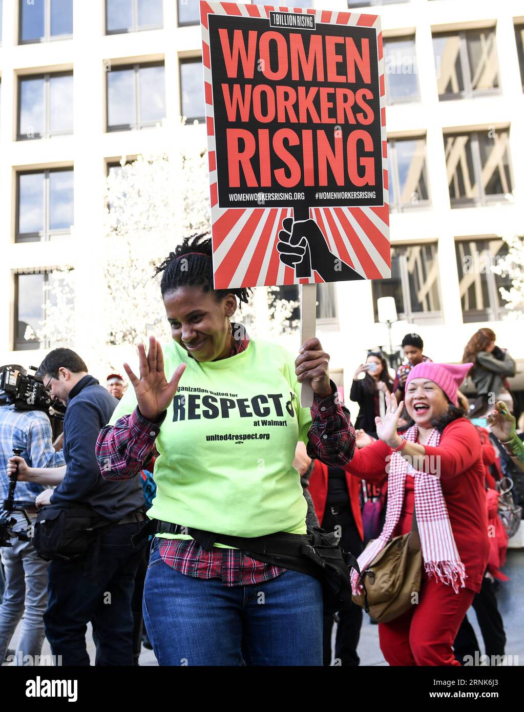 WASHINGTON, 8 marzo 2017 -- Un raduno con le donne lavoratrici nella giornata internazionale della donna si tiene presso il Dipartimento del lavoro degli Stati Uniti a Washington D.C., negli Stati Uniti, l'8 marzo 2017. La manifestazione di mercoledì ha chiesto la fine della violenza sul posto di lavoro e delle molestie e la promozione dell'equità retributiva, di un salario di sussistenza equo, di congedi retribuiti e di diritti al lavoro per le donne sul lavoro. ) U.S.-WASHINGTON D.C.-WOMEN WORKERS-RALLY BaoxDandan PUBLICATIONxNOTxINxCHN Washington 8 marzo 2017 un Rally con le donne Workers NELLA giornata internazionale della donna È eroe PRESSO il Dipartimento di laboratorio degli Stati Uniti a Washington D C negli Stati Uniti Foto Stock