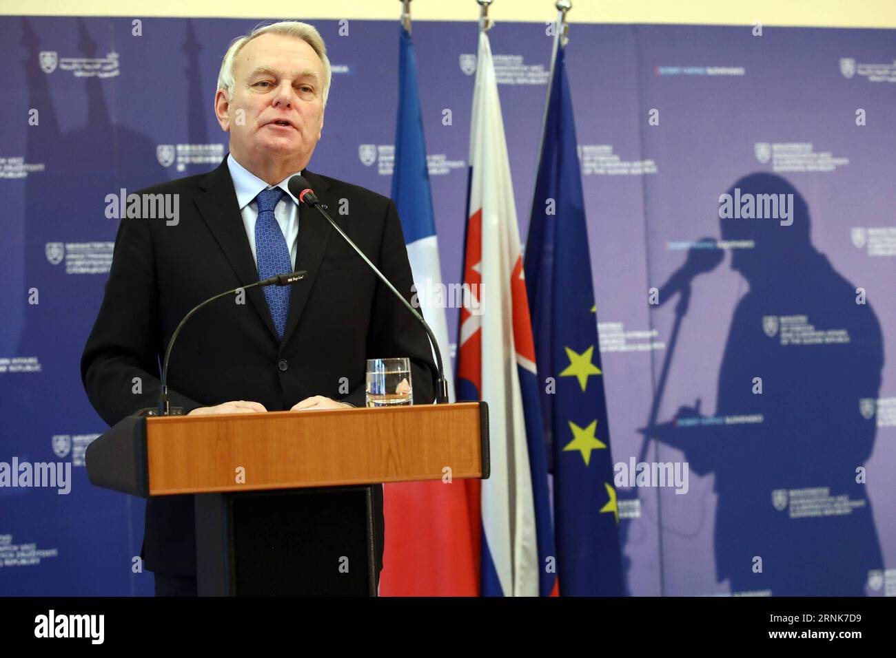 (170310) -- BRATISLAVA, 10 marzo 2017 -- il ministro degli Esteri francese Jean-Marc Ayrault interviene durante una conferenza stampa con il ministro slovacco degli affari esteri ed europei Miroslav Lajcak (non nella foto) a Bratislava, capitale della Slovacchia, il 10 marzo 2017. L'Europa a più velocità non può significare una divisione gerarchica dell'Unione europea (UE) e non può nuocere all'unità dell'UE, il ministro degli Esteri francese Jean-Marc Ayrault ha annunciato venerdì in una conferenza stampa. ) SLOVACCHIA-BRATISLAVA-FRANCIA-FM-MEETING AndrejxKlizan PUBLICATIONxNOTxINxCHN Bratislava 10 marzo 2017 Minista straniero francese Foto Stock