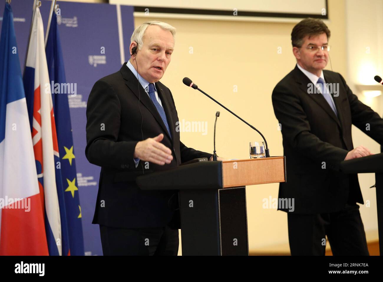 (170310) -- BRATISLAVA, 10 marzo 2017 -- il ministro degli Esteri francese Jean-Marc Ayrault (L) interviene durante una conferenza stampa con il ministro slovacco degli affari esteri ed europei Miroslav Lajcak a Bratislava, capitale della Slovacchia, il 10 marzo 2017. L'Europa a più velocità non può significare una divisione gerarchica dell'Unione europea (UE) e non può nuocere all'unità dell'UE, il ministro degli Esteri francese Jean-Marc Ayrault ha annunciato venerdì in una conferenza stampa. ) SLOVACCHIA-BRATISLAVA-FRANCIA-FM-MEETING AndrejxKlizan PUBLICATIONxNOTxINxCHN Bratislava 10 marzo 2017 ministri degli Esteri francesi Jean Marc Ayr Foto Stock