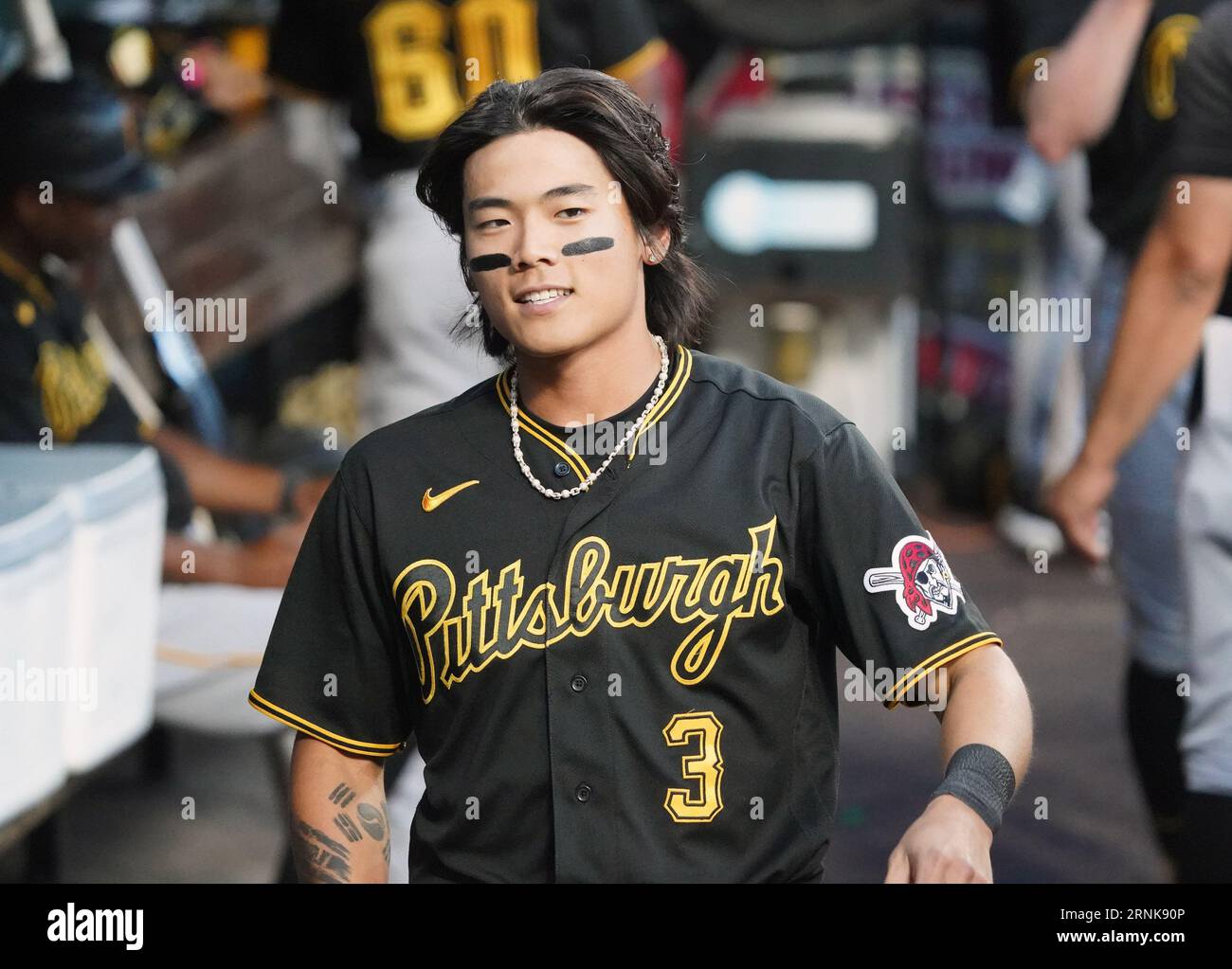 St Louis, USA. 1 settembre 2023. Pittsburgh Pirates Ji Hwan Bae cammina nel dugout prima di una partita contro i St. Louis Cardinals al Busch Stadium di St. Louis venerdì 1 settembre 2023. Foto di Bill Greenblatt/UPI credito: UPI/Alamy Live News Foto Stock