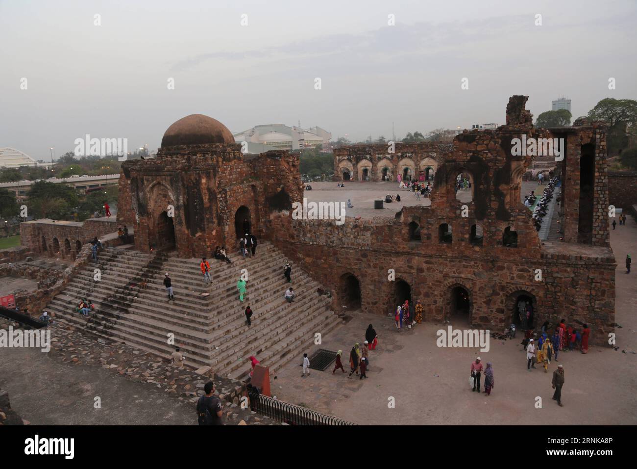 (170317) -- NUOVA DELHI, 16 marzo 2017 -- i musulmani indiani visitano le rovine della moschea Feroz Shah Kotla a nuova Delhi, India, il 16 marzo 2017. Questa moschea è una delle moschee più antiche ancora in uso in India. INDIA-NUOVA DELHI-ANTICA MOSCHEA-VITA QUOTIDIANA JavedxDar PUBLICATIONxNOTxINxCHN nuova Delhi 16 marzo 2017 musulmani indiani visitano le rovine della Moschea Feroz Shah Kotla a nuova Delhi India IL 16 marzo 2017 questa Moschea È una delle moschee più antiche e tranquille in uso in India yy India nuova Delhi Antica Mosque Daily Life JavedxDar PUBLICATIONxNOTxINxCHN Foto Stock