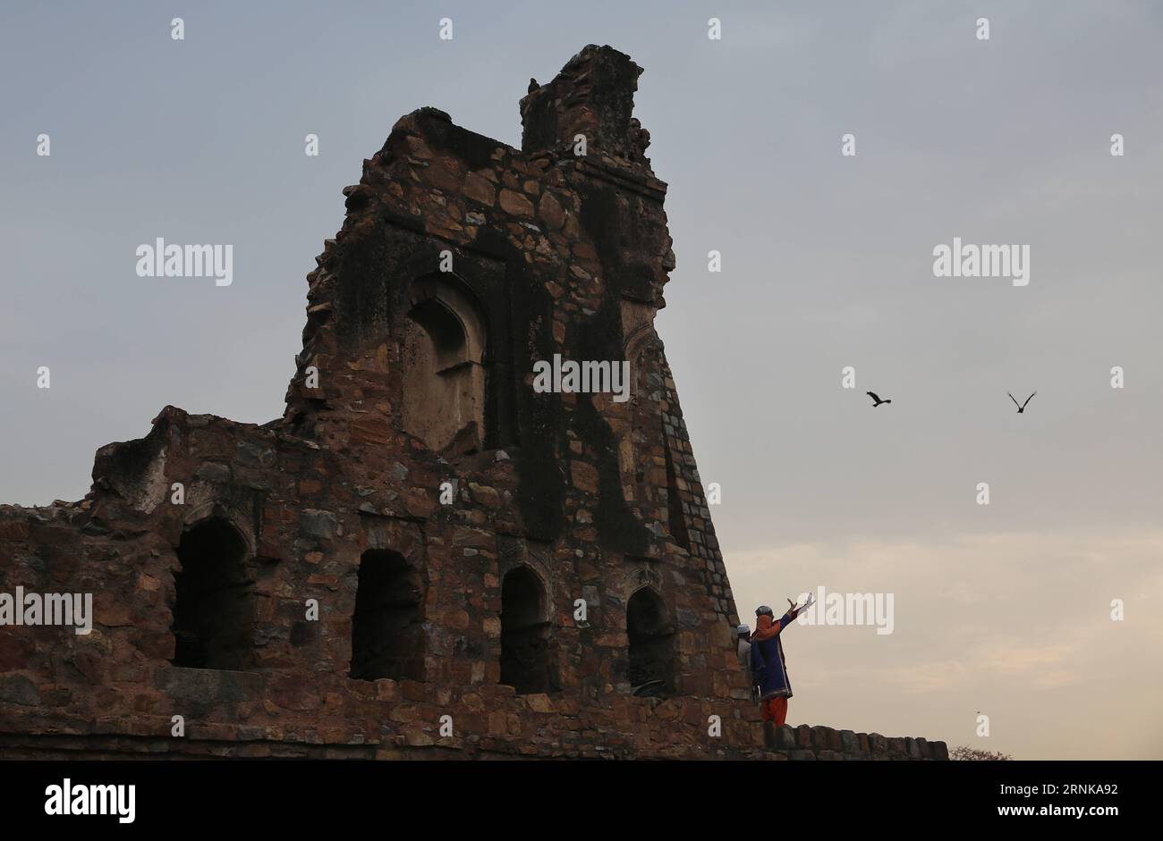 (170317) -- NUOVA DELHI, 16 marzo 2017 -- musulmani indiani ondate sulle rovine della Moschea Feroz Shah Kotla a nuova Delhi, India, il 16 marzo 2017. Questa moschea è una delle moschee più antiche ancora in uso in India. INDIA-NUOVA DELHI-ANTICA MOSCHEA-VITA QUOTIDIANA JavedxDar PUBLICATIONxNOTxINxCHN nuova Delhi 16 marzo 2017 musulmani indiani ondeggiano SULLE rovine della Moschea Feroz Shah Kotla a nuova Delhi India IL 16 marzo 2017 questa moschea È una delle moschee più antiche e tranquille in uso in India yy India nuova Delhi antica Moschea vita quotidiana JavedxDar PUBLICATIONxNOTxINxCHN Foto Stock