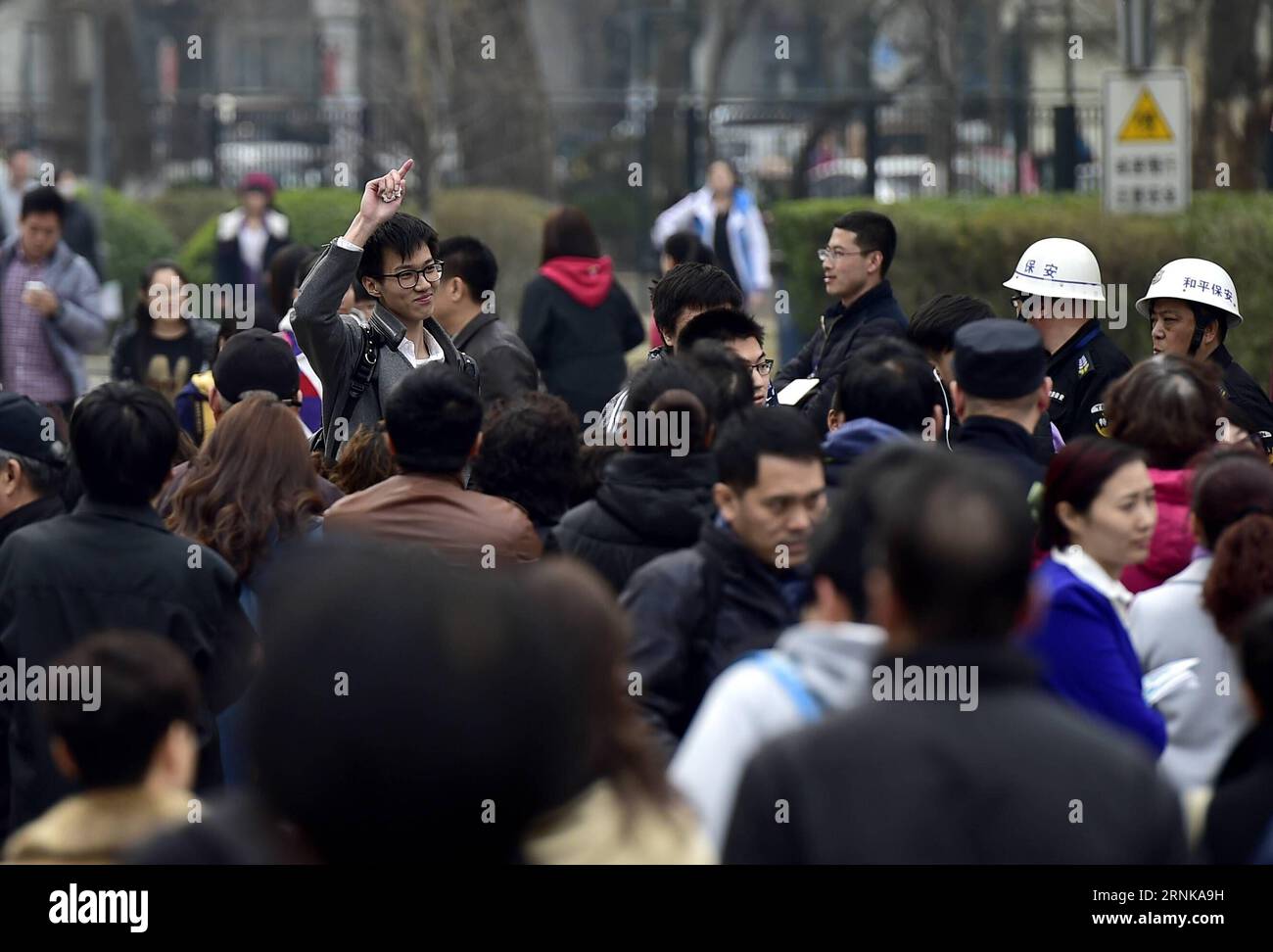 (170317) -- TIANJIN, 17 marzo 2017 -- gli studenti escono dal sito dell'esame presso la Tianjin No. 1 Middle School a Tianjin, Cina settentrionale, 17 marzo 2017. Gli studenti hanno partecipato al primo test per l'inglese come parte dell'esame di ingresso al China National College a Tianjin venerdì. A partire dal 2017 si terranno due prove orali e scritte per l'inglese durante l'esame di ammissione al National College a Tianjin, e i punteggi migliori saranno scelti come risultati finali. ) (Zwx) CHINA-TIANJIN-COLLEGE ENTRY EXAMINATION-ENGLISH-TWICE TESTS (CN) YuexYuewei PUBLICATIONxNOTxINxCHN Tianjin 17 marzo 2017 St Foto Stock