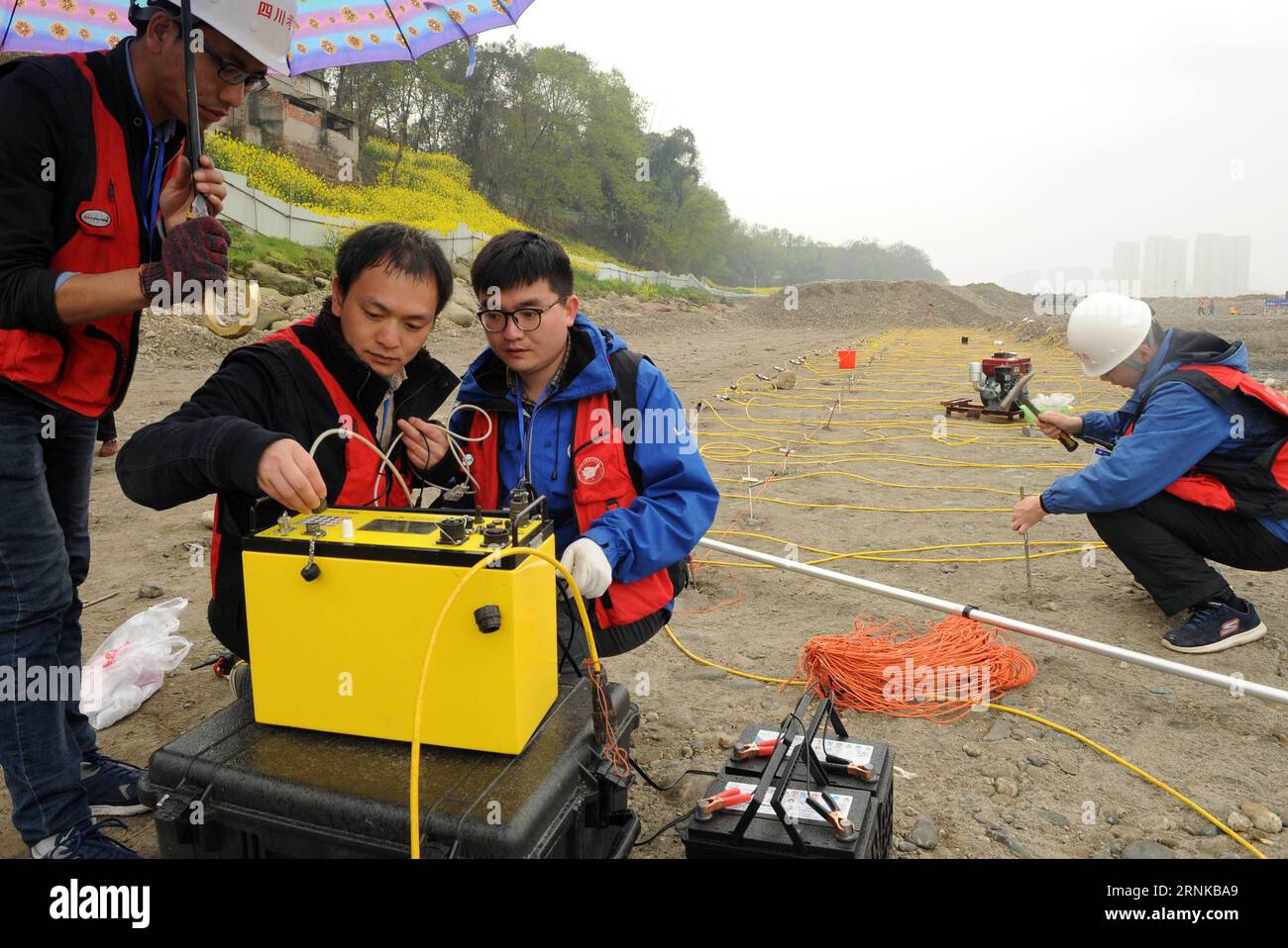 (170320) -- MEISHAN, 20 marzo 2017 -- Zhou Jun (2nd L), uno studente dell'Università di scienza e tecnologia elettronica della Cina, aiuta a scoprire reliquie culturali nel distretto di Pengshan nella città di Meishan, 17 marzo 2017. Più di 10.000 oggetti d'oro e d'argento affondati sul fondo di un fiume nella provincia del Sichuan oltre 300 anni fa sono stati recuperati, gli archeologi hanno detto lunedì. Gli oggetti includevano una grande quantità di oro, argento e bronzo monete e gioielli, nonché armi di ferro come spade, coltelli e lance. (YXB) CHINA-SICHUAN-ARCHEOLOGY-UNDERWATER TREASURE-DISCOVERY(CN) CHENXXIE PUBL Foto Stock