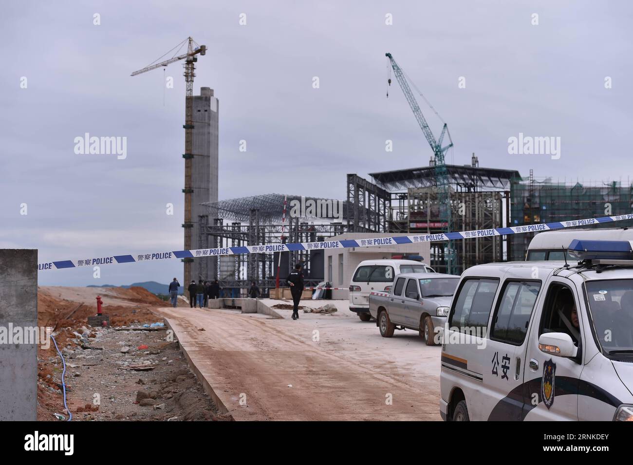 (170325) -- GUANGZHOU, 25 marzo 2017 -- foto scattata il 25 marzo 2017 mostra l'ingresso della centrale termica n. 7, dove una piattaforma operativa è crollata, nel distretto esterno di Conghua di Guangzhou, capitale della provincia del Guangdong della Cina meridionale. Nove persone sono morte e altre due sono rimaste ferite quando il crollo è avvenuto sabato mattina. L'impianto è ancora in costruzione. ) (Ry) CHINA-GUANGZHOU-POWER PLANT-COLLAPSE ACCIDENT (CN) LiangxXu PUBLICATIONxNOTxINxCHN Guangzhou marzo 25 2017 la foto scattata IL 25 2017 marzo mostra l'ingresso della centrale termica n. 7 dove operare la piattaforma Foto Stock