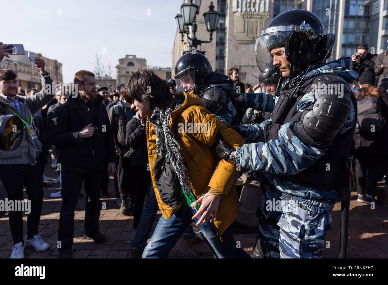 (170327) -- MOSCA, 27 marzo 2017 -- la polizia arresta un uomo durante una protesta anti-corruzione a Mosca, in Russia, il 26 marzo 2017. Le forze dell'ordine russe hanno agito correttamente durante la protesta non autorizzata di domenica, durante la quale centinaia di partecipanti sono stati arrestati, il Cremlino ha detto lunedì. I dati ufficiali hanno mostrato che circa 7.000-8.000 persone sono scese in strada nel centro di Mosca domenica in una protesta contro la corruzione. La polizia ha arrestato circa 500 persone durante la manifestazione. ) (zy) RUSSIA-MOSCA-PROTESTA EvgenyxSinitsyn PUBLICATIONxNOTxINxCHN Mosca marzo 27 2017 la polizia arresta un uomo duri Foto Stock