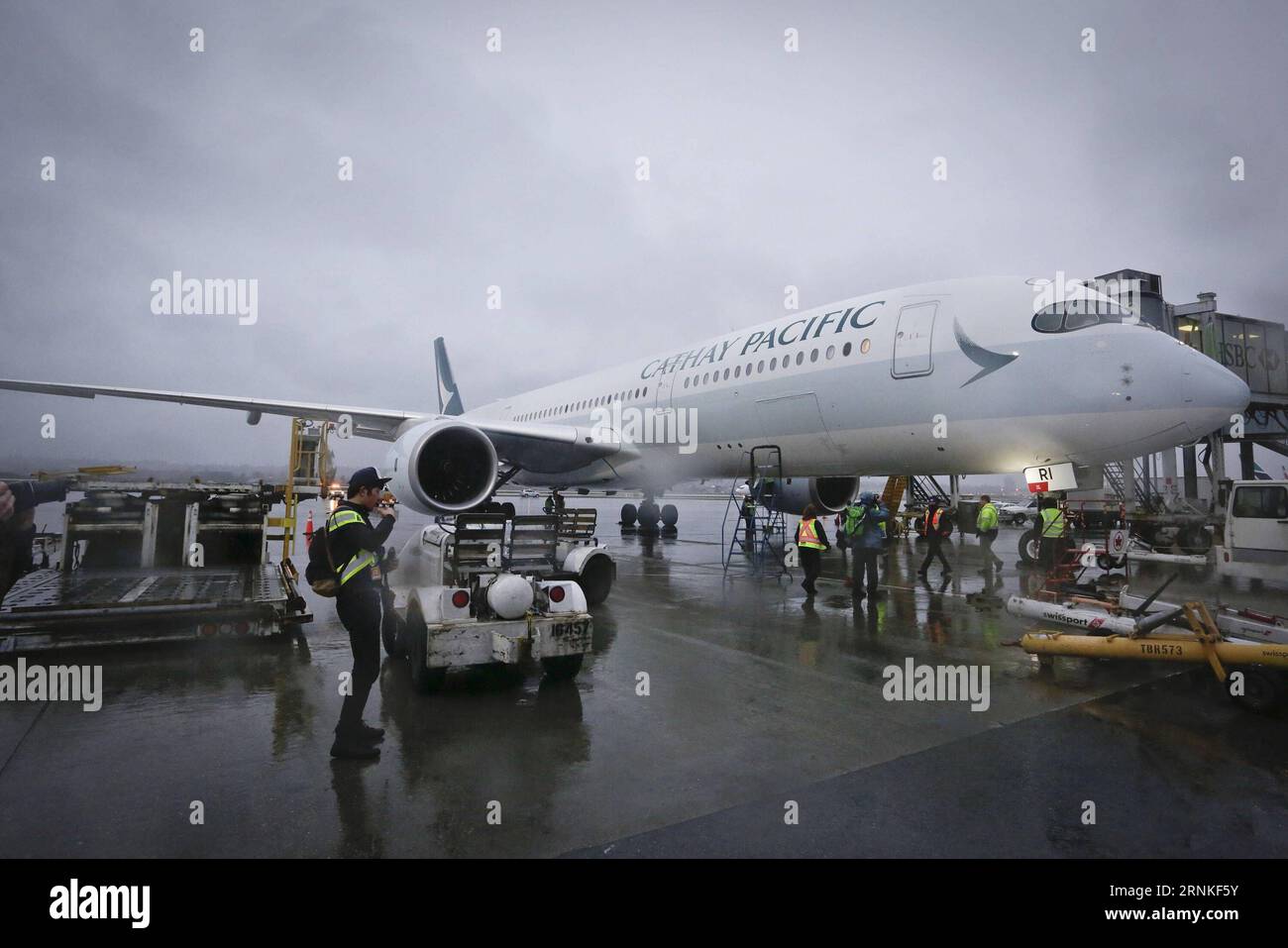 170328 -- VANCOUVER, 28 marzo 2017 -- la foto scattata il 28 marzo 2017 mostra un aereo passeggeri Airbus A350-900 atterrato all'aeroporto internazionale di Vancouver a Vancouver, Canada, il 28 marzo 2017. Un nuovo Airbus A350-900 ha fatto il suo primo volo di linea per il Canada martedì e ha iniziato l'uso dell'aereo da parte di Cathay Pacific per la sua rotta Vancouver-Hong Kong. CANADA-VANCOUVER-AIRBUS-A350-900-PRIMO VOLO DI LINEA PER IL CANADA LIANGXSEN PUBLICATIONXNOTXINXCHN Foto Stock