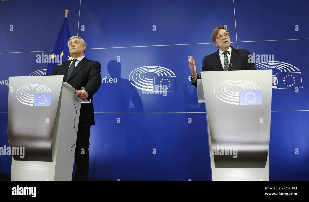 (170329) -- BRUXELLES, 29 marzo 2017 -- il Presidente del Parlamento europeo Antonio Tajani (L) e il capo negoziatore della Brexit del Parlamento europeo Guy Verhofstadt partecipano a una conferenza stampa congiunta sulla prima valutazione delle conseguenze dell'attivazione dell'articolo 50 del trattato di Lisbona da parte del governo britannico, presso il Parlamento europeo a Bruxelles, in Belgio, il 29 marzo 2017. Il Regno Unito mercoledì ha ufficialmente avviato lo storico processo di uscita dall'Unione europea (UE), in quanto la lettera firmata dal primo ministro Theresa May viene inviata ai leader del blocco. ) BELGIO-BRUXELLES-UE-PARLAMENTO-BREXIT YEXPINGFAN PUB Foto Stock