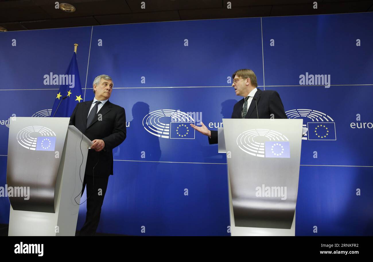 (170329) -- BRUXELLES, 29 marzo 2017 -- il Presidente del Parlamento europeo Antonio Tajani (L) e il capo negoziatore della Brexit del Parlamento europeo Guy Verhofstadt partecipano a una conferenza stampa congiunta sulla prima valutazione delle conseguenze dell'attivazione dell'articolo 50 del trattato di Lisbona da parte del governo britannico, presso il Parlamento europeo a Bruxelles, in Belgio, il 29 marzo 2017. Il Regno Unito mercoledì ha ufficialmente avviato lo storico processo di uscita dall'Unione europea (UE), in quanto la lettera firmata dal primo ministro Theresa May viene inviata ai leader del blocco. ) BELGIO-BRUXELLES-UE-PARLAMENTO-BREXIT YEXPINGFAN PUB Foto Stock