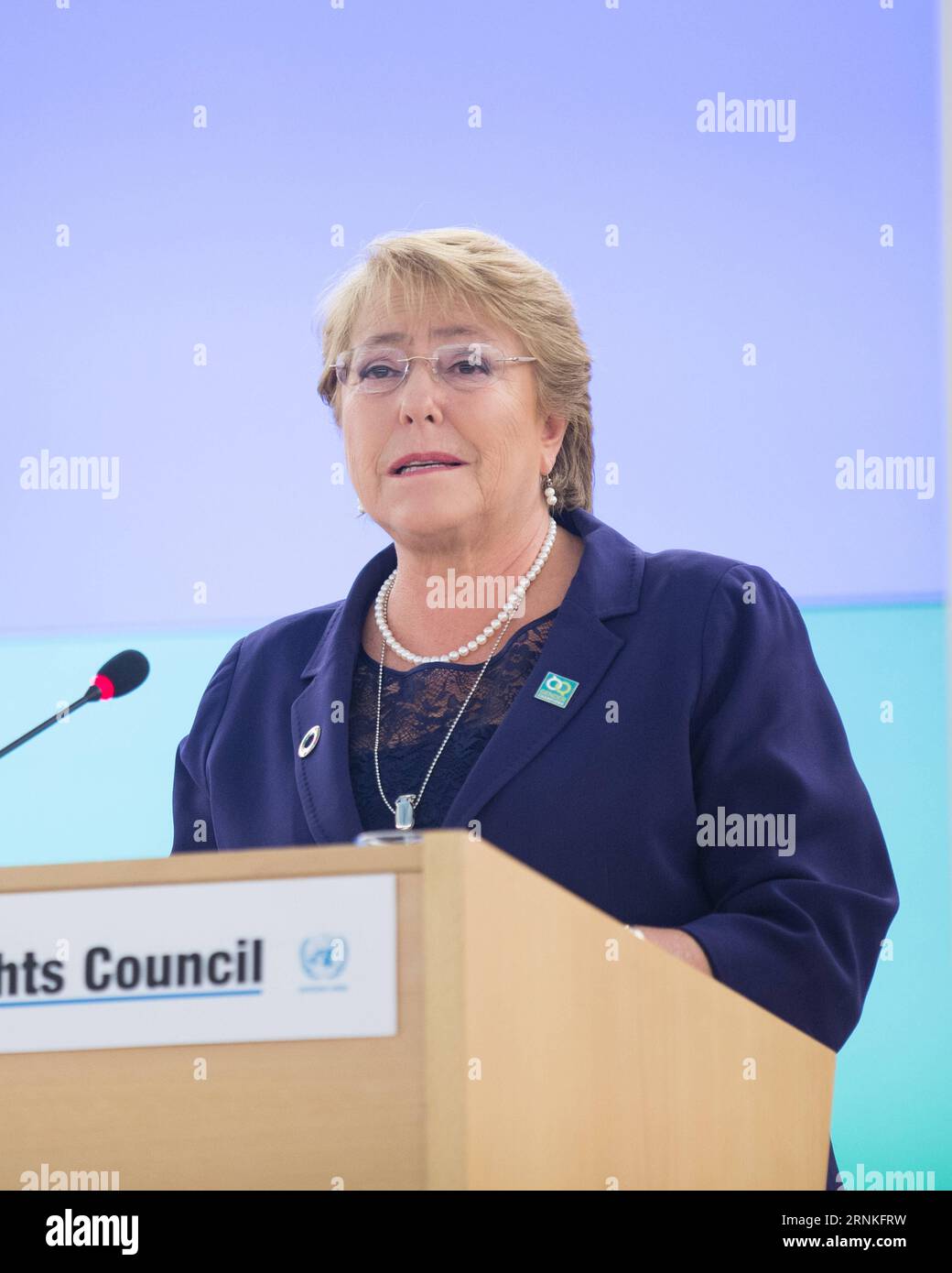 (170329) -- GINEVRA, 29 marzo 2017 -- il presidente cileno Michelle Bachelet tiene un discorso in una sessione speciale del Consiglio per i diritti umani delle Nazioni Unite (HRC) a Ginevra, in Svizzera, 29 marzo 2017. Il presidente cileno Michelle Bachelet ha detto ai membri del Consiglio per i diritti umani delle Nazioni Unite (HRC) convocati in una sessione speciale mercoledì che la miriade di questioni che il mondo sta affrontando deve essere risolta attraverso il dialogo e la cooperazione, non con retorica o politica divisiva. ) SVIZZERA-GINEVRA-HRC-PRESIDENTE CILENO XuxJinquan PUBLICATIONxNOTxINxCHN Ginevra marzo 29 2017 il presidente cileno Michelle Bachelet consegna una Spee Foto Stock