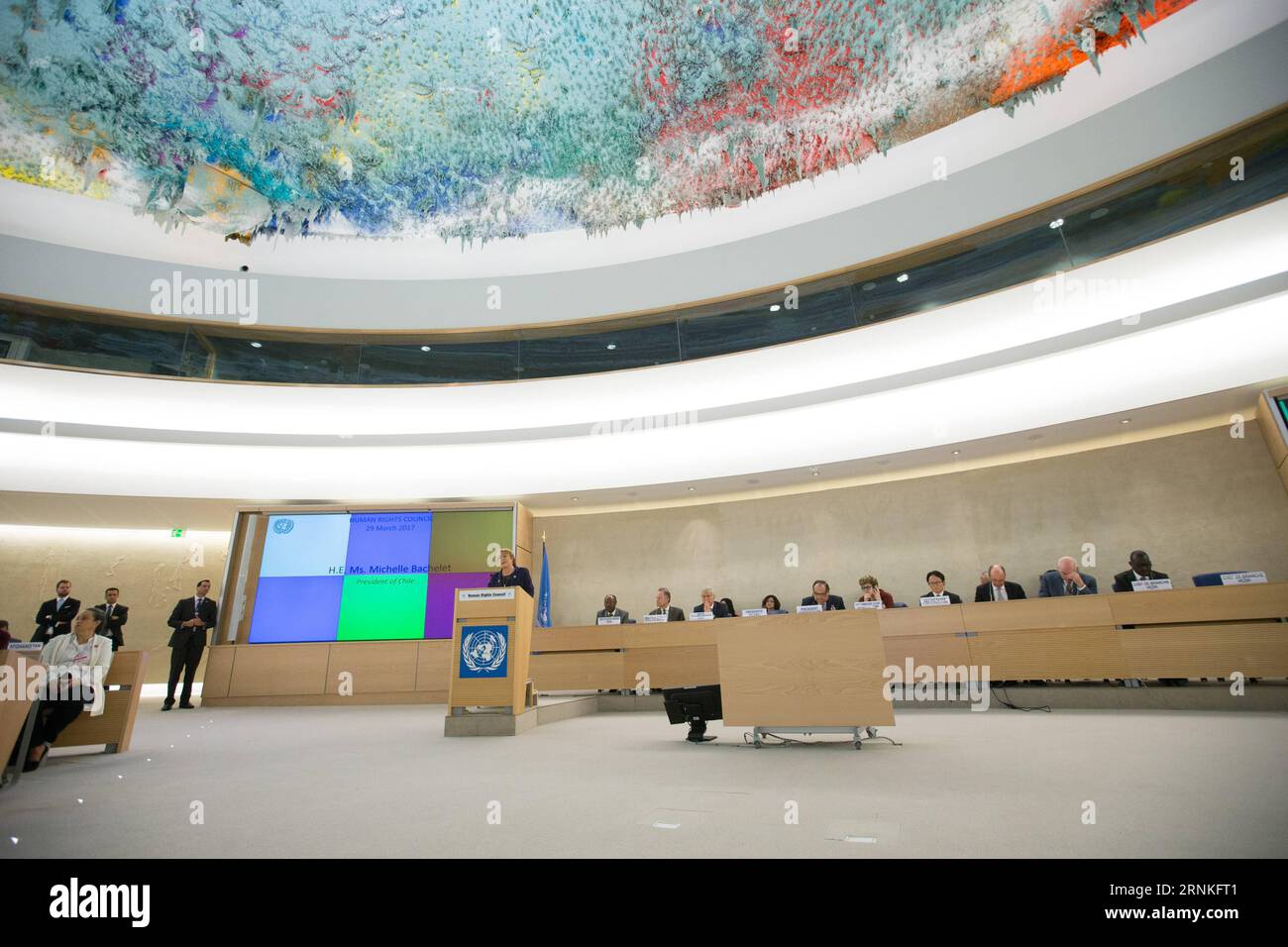 (170329) -- GINEVRA, 29 marzo 2017 -- il presidente cileno Michelle Bachelet tiene un discorso in una sessione speciale del Consiglio per i diritti umani delle Nazioni Unite (HRC) a Ginevra, in Svizzera, 29 marzo 2017. Il presidente cileno Michelle Bachelet ha detto ai membri del Consiglio per i diritti umani delle Nazioni Unite (HRC) convocati in una sessione speciale mercoledì che la miriade di questioni che il mondo sta affrontando deve essere risolta attraverso il dialogo e la cooperazione, non con retorica o politica divisiva. ) SVIZZERA-GINEVRA-HRC-PRESIDENTE CILENO XuxJinquan PUBLICATIONxNOTxINxCHN Ginevra marzo 29 2017 il presidente cileno Michelle Bachelet consegna una Spee Foto Stock