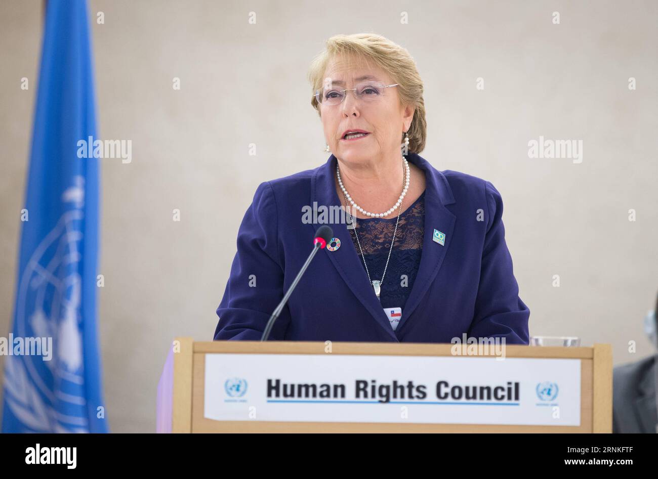 (170329) -- GINEVRA, 29 marzo 2017 -- il presidente cileno Michelle Bachelet tiene un discorso in una sessione speciale del Consiglio per i diritti umani delle Nazioni Unite (HRC) a Ginevra, in Svizzera, 29 marzo 2017. Il presidente cileno Michelle Bachelet ha detto ai membri del Consiglio per i diritti umani delle Nazioni Unite (HRC) convocati in una sessione speciale mercoledì che la miriade di questioni che il mondo sta affrontando deve essere risolta attraverso il dialogo e la cooperazione, non con retorica o politica divisiva. ) SVIZZERA-GINEVRA-HRC-PRESIDENTE CILENO XuxJinquan PUBLICATIONxNOTxINxCHN Ginevra marzo 29 2017 il presidente cileno Michelle Bachelet consegna una Spee Foto Stock