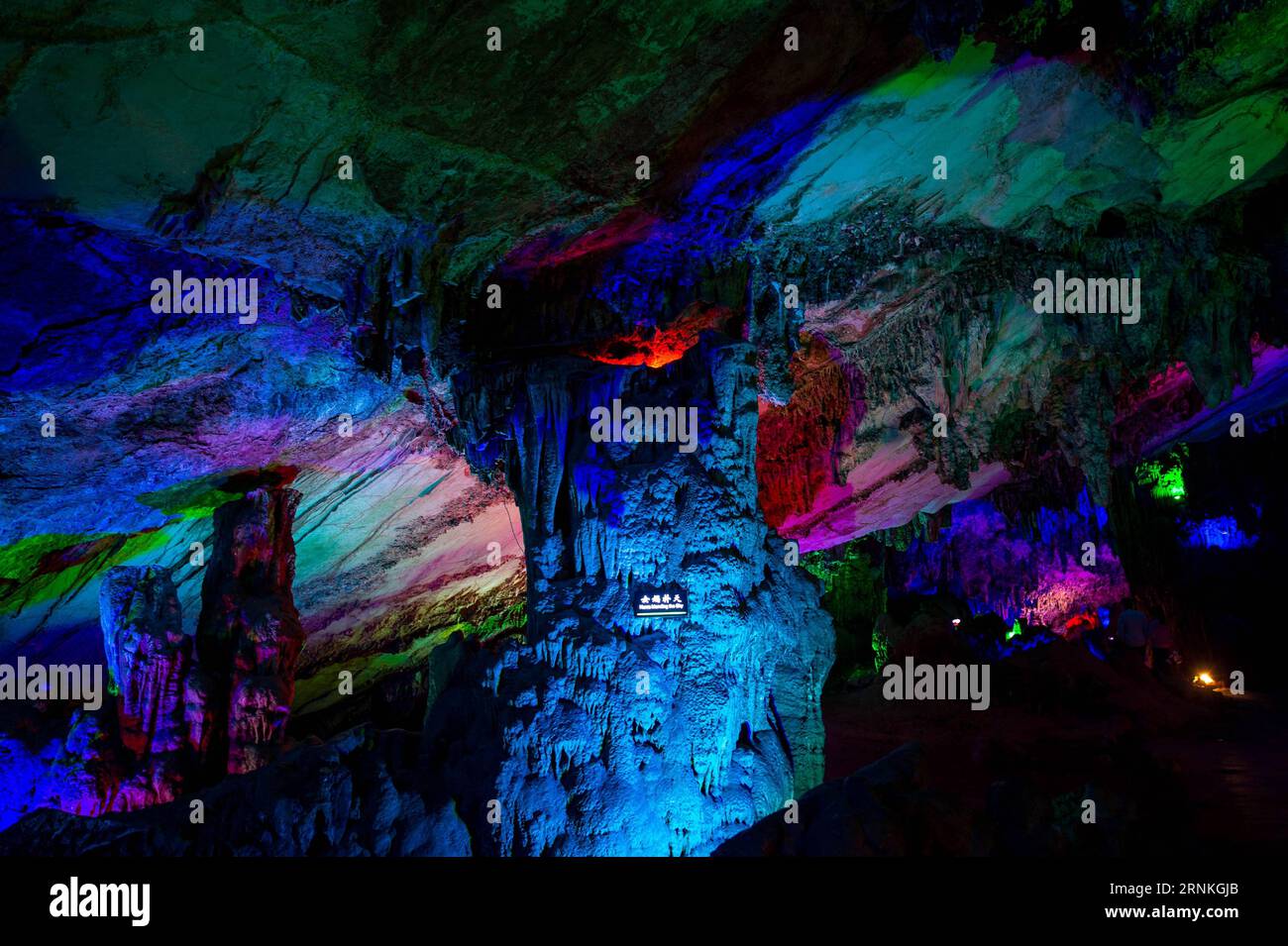 (170331) -- KUNMING, 31 marzo 2017 -- foto scattata il 30 marzo 2017 mostra l'interno delle grotte di Alu nella contea di Luxi, a circa 160 chilometri da Kunming, capitale della provincia dello Yunnan della Cina sud-occidentale. Queste antiche grotte presentano un paesaggio carsico e sono state sviluppate come destinazione turistica. ) (hdt) CHINA-YUNNAN-KARST CAVES (CN) HuxChao PUBLICATIONxNOTxINxCHN Foto Stock