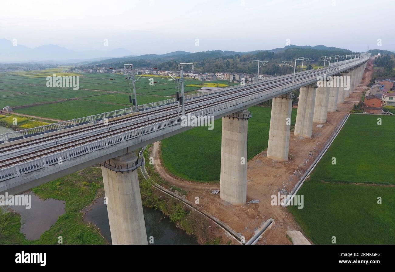 (170331) -- CHENGDU, 31 marzo 2017 -- questa foto aerea scattata il 30 marzo 2017 mostra il ponte di Wangjiaba di nuova costruzione della linea ferroviaria per il trasporto passeggeri nella provincia del Sichuan della Cina sud-occidentale. La linea passeggeri interurbana di 250 km all'ora collega Xi An, capitale della provincia dello Shaanxi della Cina nord-occidentale, con la capitale del Sichuan Chengdu. Poiché la costruzione sta per essere completata, diventerà la prima ferrovia ad alta velocità del paese che passa attraverso i monti Qinling. (hdt) CHINA-SICHUAN-RAILWAY-PASSENGER LINE (CN) XuexYubin PUBLICATIONxNOTxINxCHN Chengdu marzo 31 2017 questo Aer Foto Stock