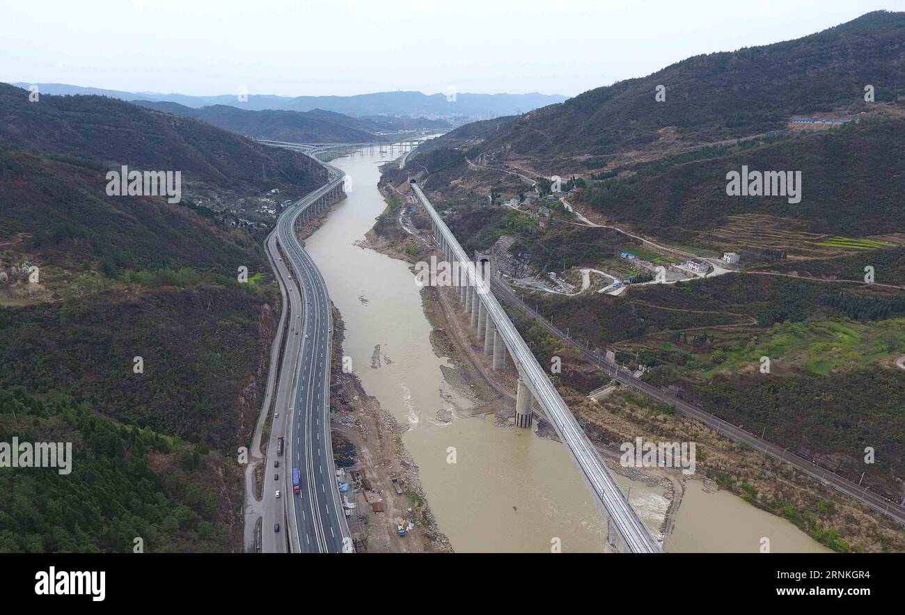 (170331) -- CHENGDU, 31 marzo 2017 -- questa foto aerea scattata il 30 marzo 2017 mostra un ponte di nuova costruzione della linea ferroviaria per il trasporto passeggeri lungo il fiume Jialing nella provincia del Sichuan nella Cina sud-occidentale. La linea passeggeri interurbana di 250 km all'ora collega Xi An, capitale della provincia dello Shaanxi della Cina nord-occidentale, con la capitale del Sichuan Chengdu. Poiché la costruzione sta per essere completata, diventerà la prima ferrovia ad alta velocità del paese che passa attraverso i monti Qinling. (hdt) CHINA-SICHUAN-RAILWAY-PASSENGER LINE (CN) XuexYubin PUBLICATIONxNOTxINxCHN Chengdu marzo 31 2 Foto Stock
