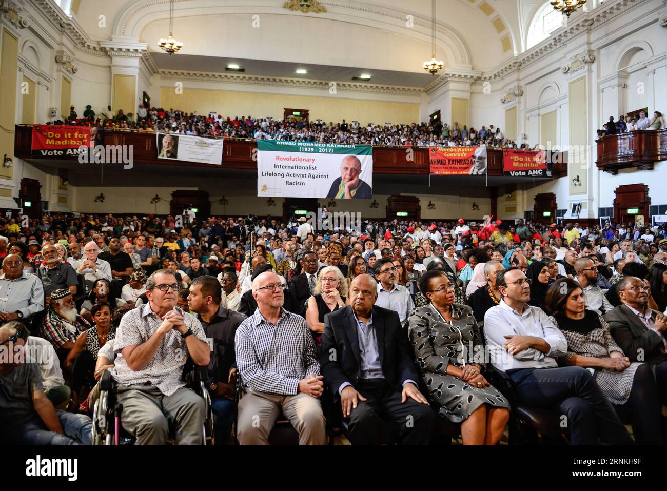 (170401) -- JOHANNESBURG, 1 aprile 2017 -- Graca Machel (4° R, fronte),?vedova del defunto presidente del Sudafrica Nelson Mandela, Pravin Gordhan (5° R, fronte), ex ministro delle finanze sudafricano, e altre persone partecipano a un servizio commemorativo per Ahmed Kathrada al Municipio di Johannesburg, Sud-Africa, il 1° aprile 2017. Ahmed Kathrada Foundation, Nelson Mandela Foundation e il Partito Comunista sudafricano hanno tenuto un servizio commemorativo per lo stalwart anti-apartheid Ahmed Kathrada, morto martedì mattina alle 87. ) SUDAFRICA-JOHANNESBURG-AHMED KATHRADA-COMMEMORAZIONE ZHAIXJIANLAN PUBLICA Foto Stock