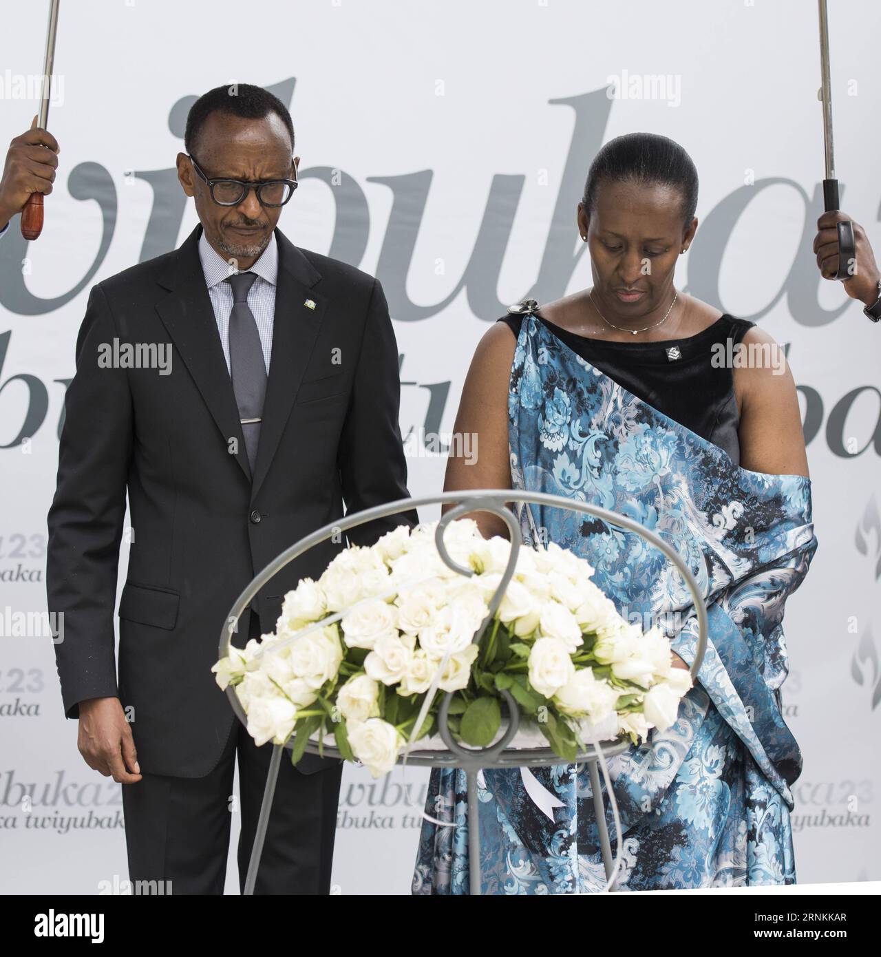 (170408) -- KIGALI, 8 aprile 2017 -- il presidente ruandese Paul Kagame e la First Lady Jeannette Kagame hanno gettato una corona nelle fosse comuni della vittima di genocidio a Kigali, Ruanda, il 7 aprile 2017. L'accensione della fiamma della speranza e la posa della corona al Kigali Genocide Memorial Centre hanno segnato l'inizio della 23a commemorazione del genocidio del 1994 in cui sono state uccise più di un milione di persone in Ruanda, principalmente Tutsi e Hutus moderato. (Zxj) RWANDA-KIGALI-GENOCIDIO-COMMEMORAZIONE stringer PUBLICATIONxNOTxINxCHN Kigali 8 aprile 2017 il presidente ruandese Paul Kagame e la First Lady Jeannette Kagame Lay a WR Foto Stock
