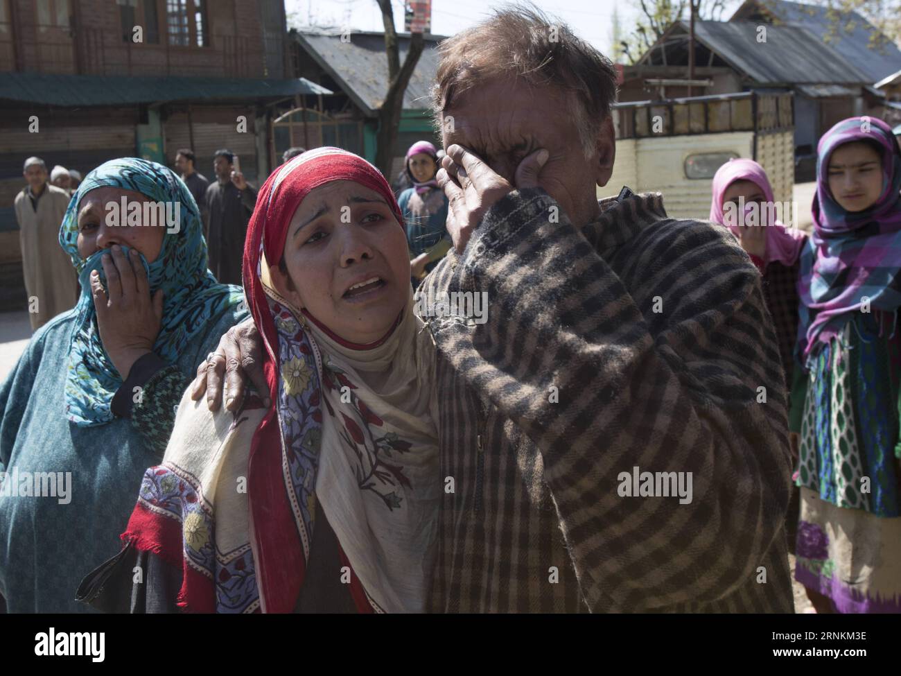 (170410) -- SRINAGAR, 10 aprile 2017 -- il popolo del Kashmir si arrabbia per l'uccisione di un giovane durante la sua processione funebre a Barsoo Ganderbal, circa 45 km a nord di Srinagar, capitale estiva del Kashmir controllato dagli indiani, 10 aprile 2017. Almeno sei persone sono rimaste uccise e oltre 36 feriti nel sparare da parte delle forze di sicurezza, mentre la violenza ha rovinato il voto per il seggio parlamentare nella capitale indiana del Kashmir, Srinagar, domenica. ) (wtc) INDIA-KASHMIR-SRINAGAR-FUNERALE JavedxDar PUBLICATIONxNOTxINxCHN Srinagar 10 aprile 2017 celebrità del Kashmir si lamentano per l'uccisione di un giovane durante il suo Foto Stock