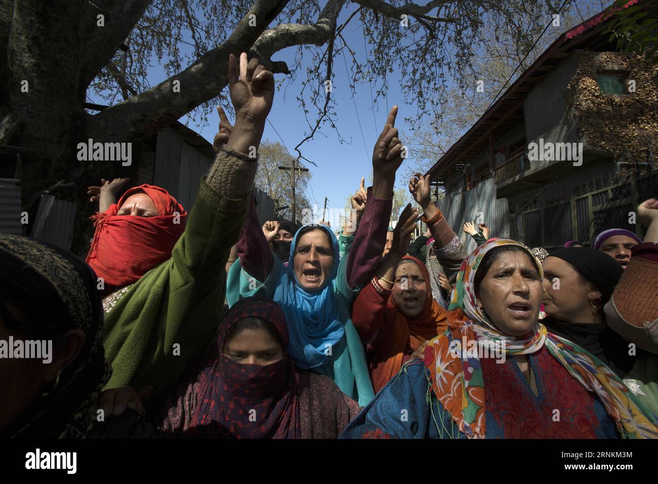(170410) -- SRINAGAR, 10 aprile 2017 -- donne del Kashmir gridano slogan contro l'uccisione di un giovane durante la sua processione funeraria a Barsoo Ganderbal, circa 45 km a nord di Srinagar, capitale estiva del Kashmir controllato dagli indiani, 10 aprile 2017. Almeno sei persone sono rimaste uccise e oltre 36 feriti nel sparare da parte delle forze di sicurezza, mentre la violenza ha rovinato il voto per il seggio parlamentare nella capitale indiana del Kashmir, Srinagar, domenica. ) (wtc) INDIA-KASHMIR-SRINAGAR-FUNERALE JavedxDar PUBLICATIONxNOTxINxCHN Srinagar 10 aprile 2017 slogan di grida donne Kashmiri contro l'uccisione di un Foto Stock