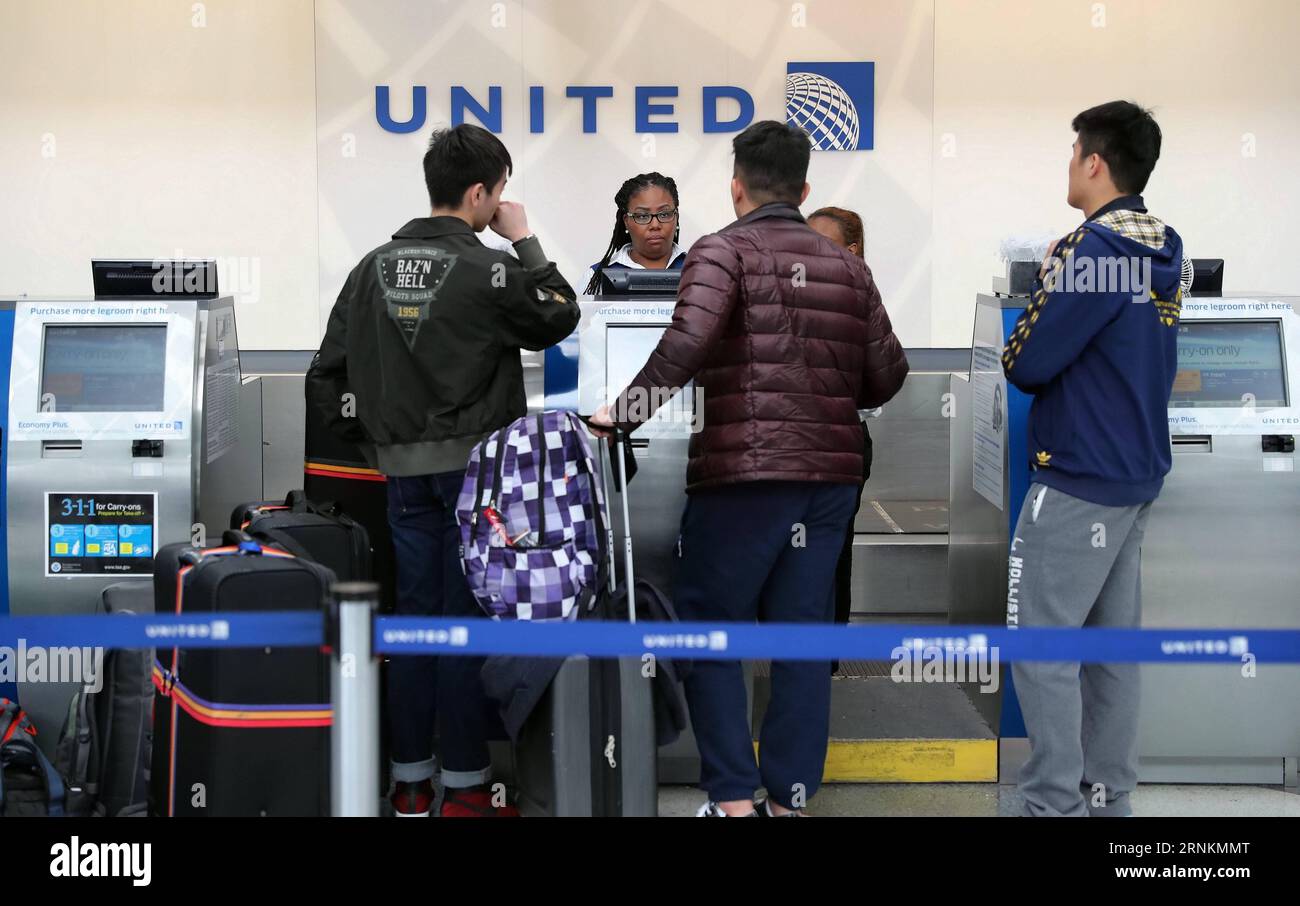 (170412) -- CHICAGO, 12 aprile 2017 -- i passeggeri attendono di effettuare il check-in presso uno sportello della United Airlines presso l'aeroporto internazionale o Hare di Chicago, negli Stati Uniti, 11 aprile 2017. Il CEO di United Airlines Oscar Munoz Tuesday si è scusato per un sanguinoso incidente di domenica su uno dei suoi voli in cui un passeggero è stato brutalmente rimosso dall'aereo per fare spazio ai propri dipendenti. ) (yy) U.S.-CHICAGO-UNITED AIRLINES-AFTERMATH wangxping PUBLICATIONxNOTxINxCHN 170412 Chicago 12 aprile 2017 i passeggeri attendono di effettuare il check-in PRESSO uno sportello della United Airlines PRESSO l'aeroporto internazionale o Hare di Chicag Foto Stock