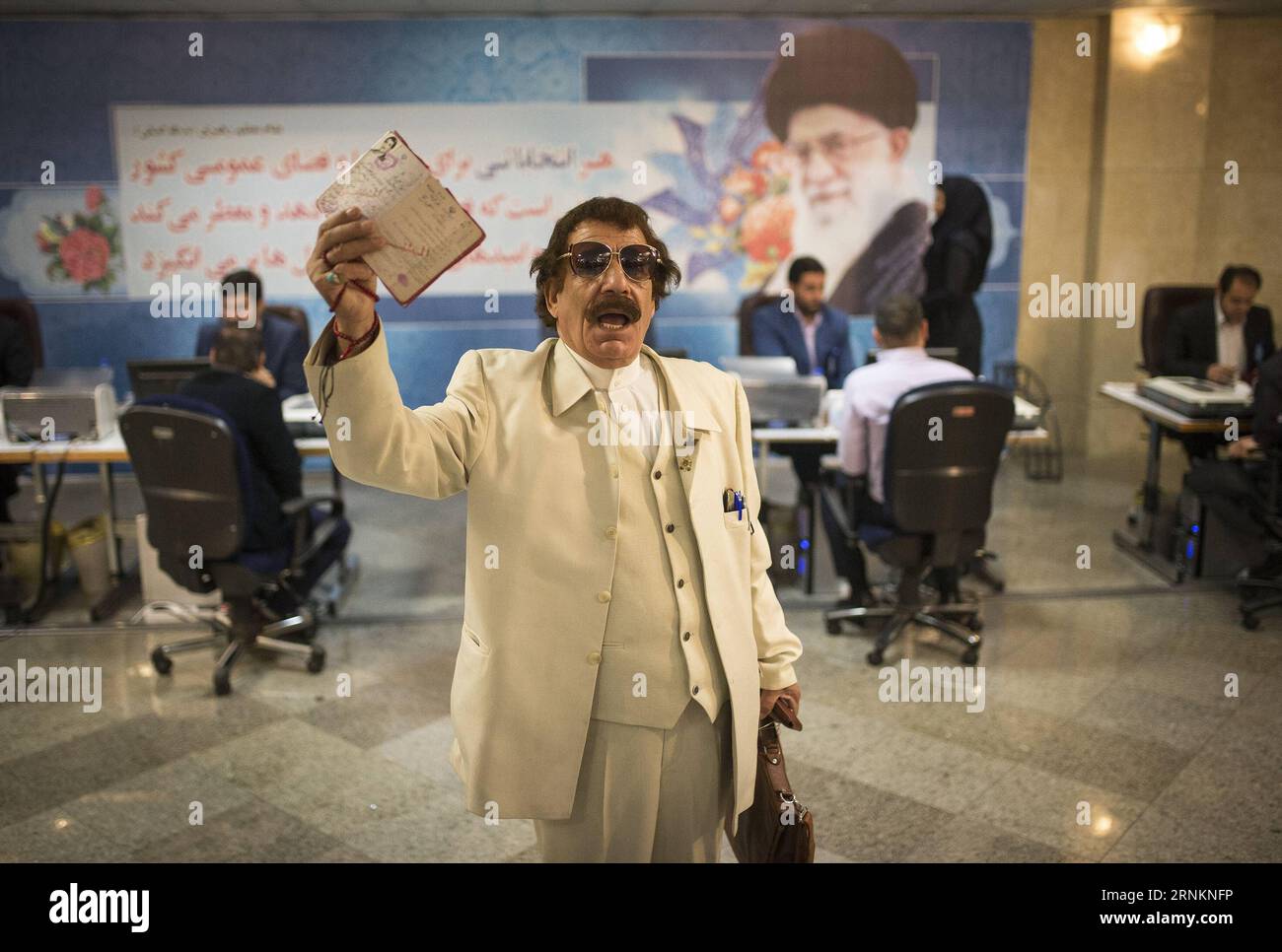 (170413)-- TEHERAN, 13 aprile 2017 -- un uomo iraniano mostra le sue identificazioni dopo aver registrato la sua candidatura per la corsa presidenziale presso il Ministero dell'interno a Teheran, capitale dell'Iran, il 13 aprile 2017. La registrazione dei candidati per la dodicesima corsa presidenziale iraniana è iniziata a Teheran martedì mattina. ) IRAN-TEHERAN-PRESIDENZIALE GARA-REGISTRAZIONE DEI CANDIDATI AhmadxHalabisaz PUBLICATIONxNOTxINxCHN TEHERAN 13 aprile 2017 a Iranian Man mostra la sua identificazione dopo aver registrato la sua candidatura per la corsa presidenziale PRESSO il Ministero dell'interno a TEHERAN capitale dell'Iran IL 13 aprile 2017 registrazione o Foto Stock