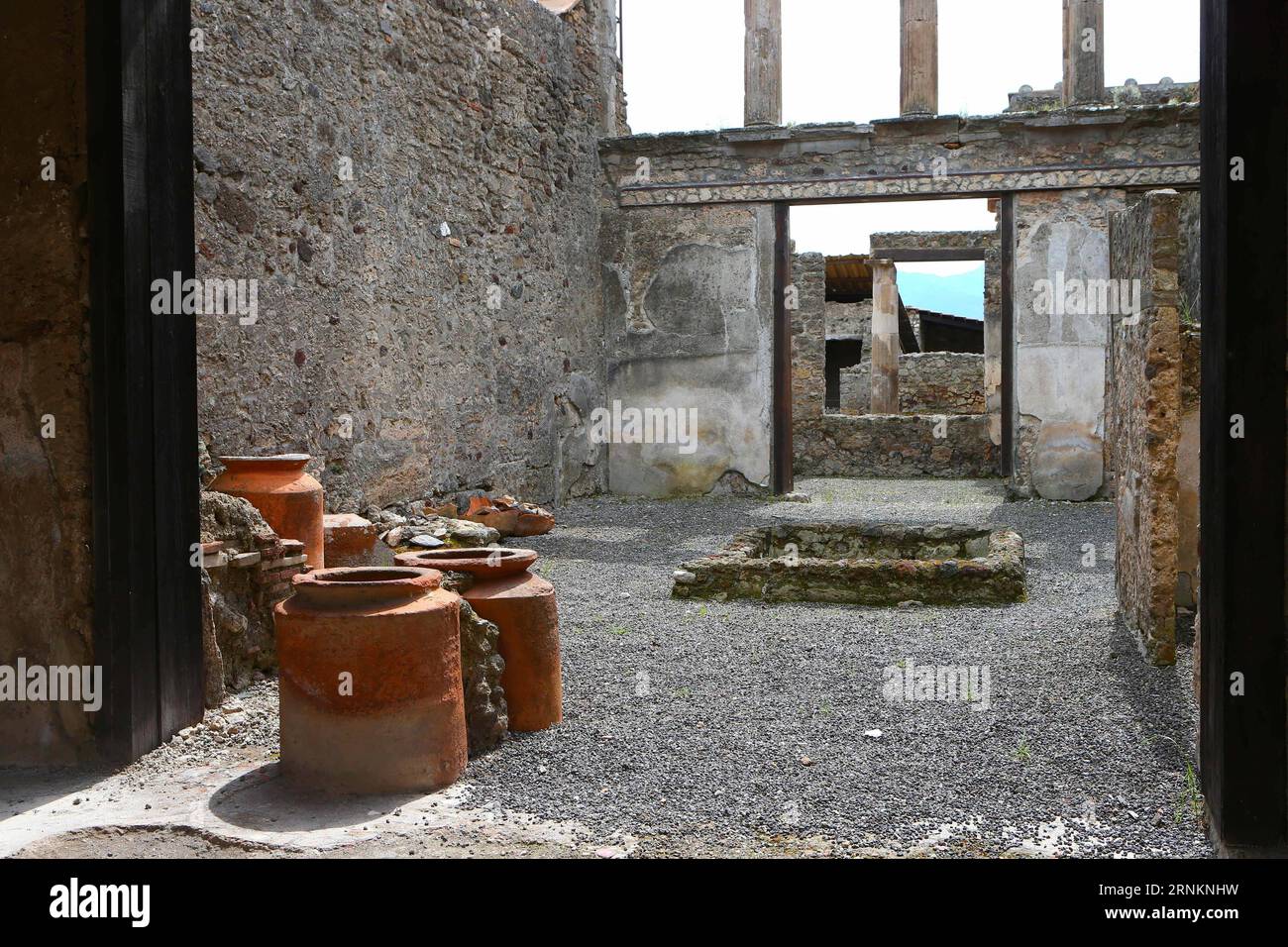 (170413) -- BRUXELLES, 13 aprile 2017 -- la foto del file scattata il 18 aprile 2014 mostra la scena dell'antica città romana di Pompei nell'Italia meridionale. La Commissione europea il 12 aprile 2017 ha stanziato quasi 50 milioni di euro (53 milioni di dollari USA) per i lavori di ristrutturazione e conservazione dell'antica città romana di Pompei. ITALIA-ANTICA CITTÀ ROMANA DI POMPEI-COMMISSIONE EUROPEA-CONSERVAZIONE GONGXBING PUBLICATIONXNOTXINXCHN Foto Stock