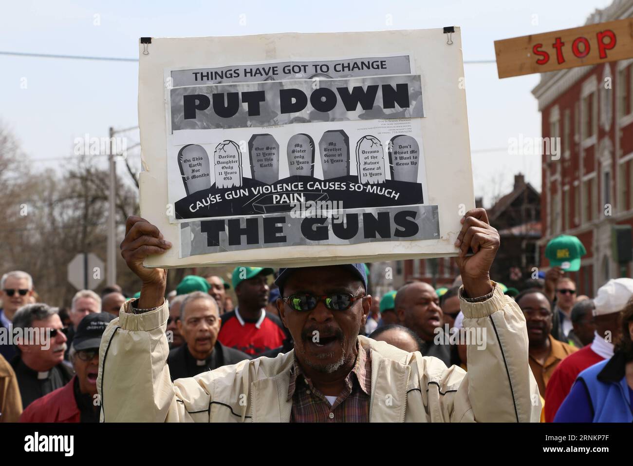 (170415) -- CHICAGO, 15 aprile 2017 -- i residenti marciano a Englewood, uno dei quartieri più pericolosi della zona sud di Chicago, chiedendo di fermare le sparatorie legate principalmente alle gang, che hanno preso più di 700 vite solo nel 2016 nella terza città più grande degli Stati Uniti. ) (yy) U.S.-CHICAGO-WALK FOR PEACE wangxqiang PUBLICATIONxNOTxINxCHN Chicago 15 aprile 2017 residenti marciano a Englewood uno dei quartieri più pericolosi di South Chicago chiedendo di fermarsi principalmente monitoraggio delle sparatorie CORRELATE che hanno preso più di 700 vite nel 2016 da solo nella terza città più grande degli Stati Uniti yy U s Chicago Walk Foto Stock