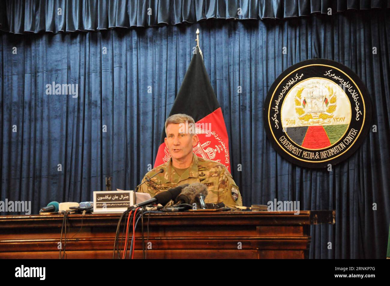 (170414) - KABUL, 14 aprile 2017 - il generale John Nicholson, comandante delle forze statunitensi in Afghanistan, ha tenuto un briefing stampa a Kabul, capitale dell'Afghanistan, il 14 aprile 2017. L'esercito degli Stati Uniti ha sganciato la più grande bomba non nucleare in Afghanistan su un obiettivo dello Stato islamico, ha detto giovedì il Pentagono. Giovedì il presidente degli Stati Uniti Donald Trump ha dato l'ordine per l'esercito statunitense di rilasciare una bomba GBU-43 o massiccia Ordnance Air Blast (MOAB) su un complesso di grotte IS nella provincia di Nangarhar in Afghanistan, la prima volta che una bomba del genere è stata usata in combattimento. ) AFGHANISTAN-KABUL-U.S.-MOAB-DROPPING-PRES Foto Stock