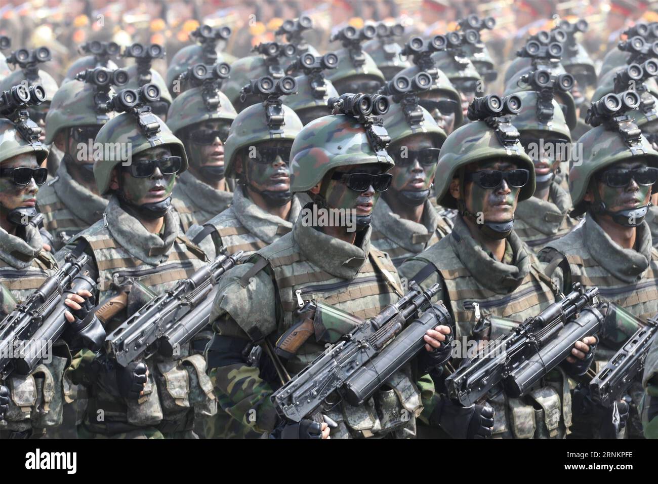 (170415) -- PYONGYANG, 15 aprile 2017 -- soldati assistono a una parata militare nel centro di Pyongyang, 15 aprile 2017. Il sabato della Repubblica Popolare Democratica di Corea (RPDC) ha mostrato i suoi muscoli militari sfilando tutti i suoi missili balistici e tattici più avanzati, tra cui un missile balistico lanciato da sottomarini che potrebbe colpire bersagli a 1000 km di distanza. ) (wtc) RPDC-PYONGYANG-MILITARY PARADE ZhuxLongchuan PUBLICATIONxNOTxINxCHN Pyongyang 15 aprile 2017 soldati partecipano a una parata militare a Pyongyang centrale 15 aprile 2017 la Repubblica democratica di Corea RPDC sabato vetrina Foto Stock