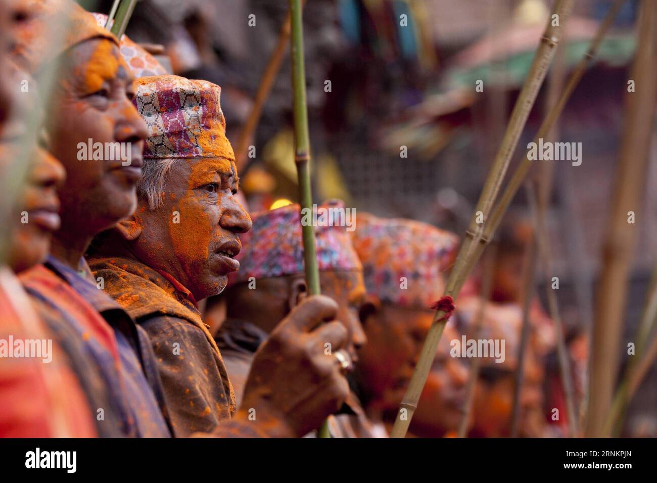 (170415) - BHAKTAPUR, 15 aprile 2017 -- i nepalesi partecipano alla celebrazione del Sindoor Jatra Festival a Thimi a Bhaktapur, Nepal, 15 aprile 2017. Il festival è celebrato per accogliere il capodanno nepalese e l'inizio della stagione primaverile in Nepal). (zf) NEPAL-BHAKTAPUR-FESTIVAL-SINDHOOR JATRA PratapxThapa PUBLICATIONxNOTxINxCHN Bhaktapur 15 aprile 2017 celebrità nepalesi partecipano alla celebrazione del Sindoor Jatra Festival A Thimi in Bhaktapur Nepal 15 aprile 2017 il Festival È celebrato per dare il benvenuto al capodanno nepalese e l'INIZIO della stagione primaverile in Nepal ZF Nepal BH Foto Stock