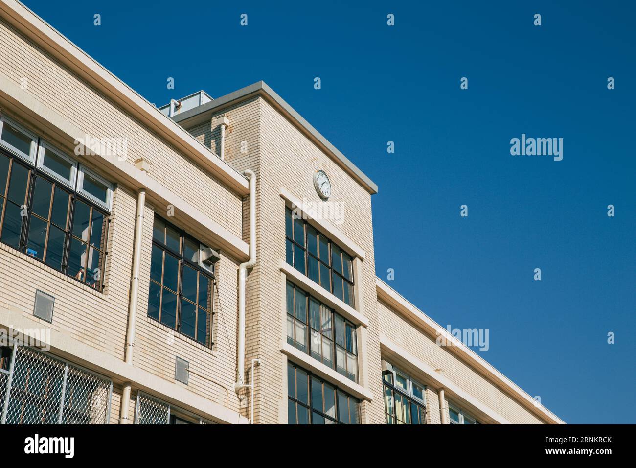 edificio con facciata delle scuole superiori in stile tradizionale giapponese visibile nei cartoni animati Foto Stock