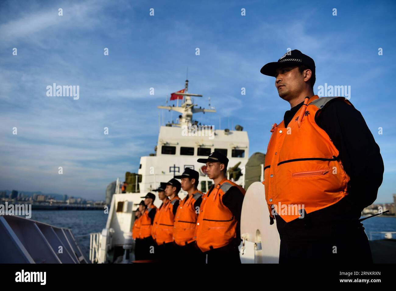 (170417) -- SANYA, 17 aprile 2017 -- i membri dell'equipaggio sono a bordo di una nave di polizia a Sanya, nella provincia di Hainan, nella Cina meridionale, 17 aprile 2017. Lunedì due navi della polizia marittima cinese hanno lasciato Sanya per un'ispezione congiunta di pesca tra Cina e Vietnam. L'ispezione nel Golfo di Beibu coinvolge due navi di polizia da ogni lato e sarà condotta nell'arco di tre giorni, terminando giovedì. Le ispezioni congiunte sono iniziate nel 2006 come evento annuale e sono state aumentate a due volte l'anno nel 2016. ) (zhs) CINA-VIETNAM-ISPEZIONE CONGIUNTA DELLA PESCA (CN) MaoxSiqian PUBLICATIONxNOTxINxCHN Sanya 17 aprile 2017 membri dell'equipaggio in piedi Onboa Foto Stock