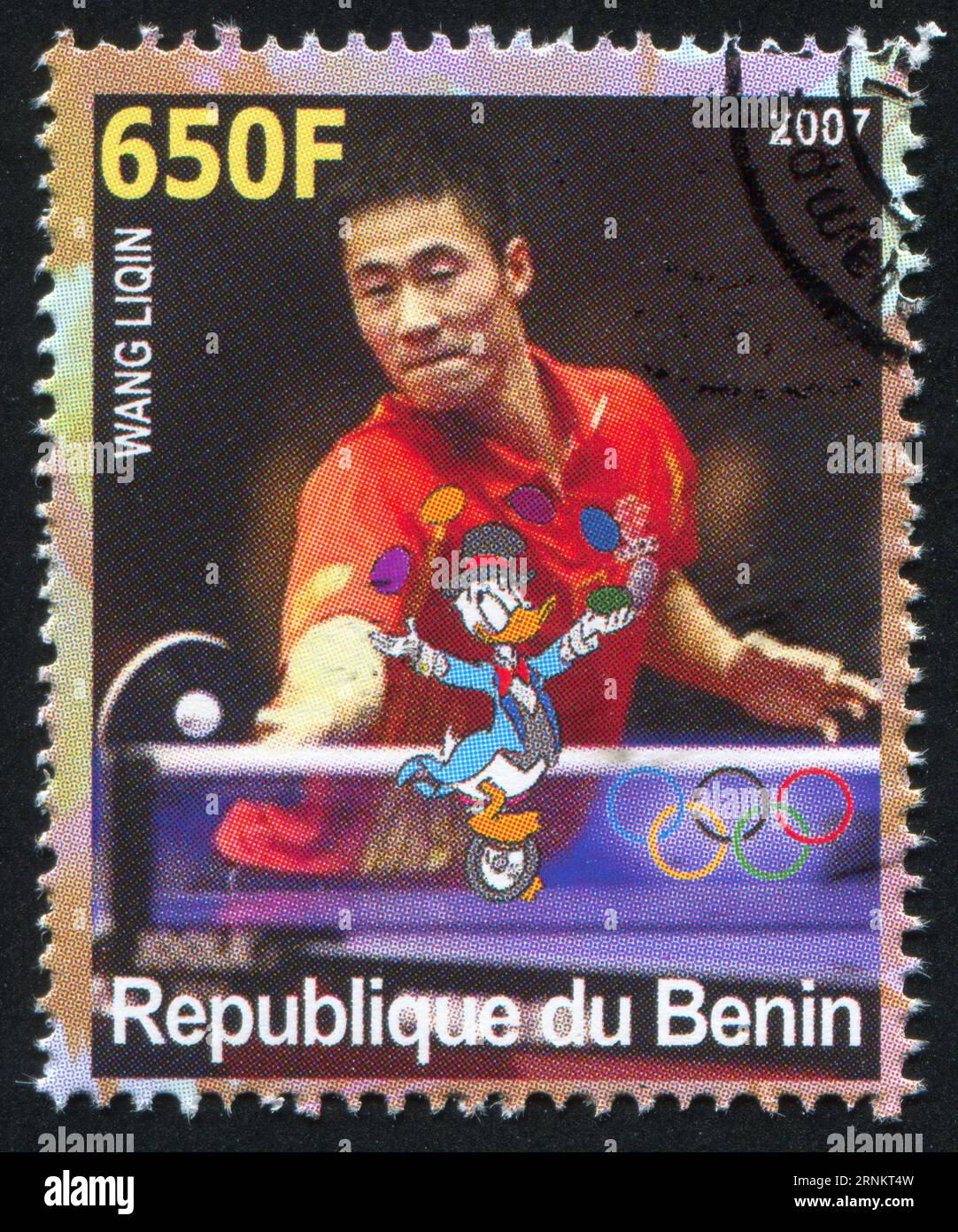 BENIN - CIRCA 2007: Timbro stampato dal Benin, mostra Wang Liqin, Disney Caharacter e Olympic Rings, circa 2007 Foto Stock