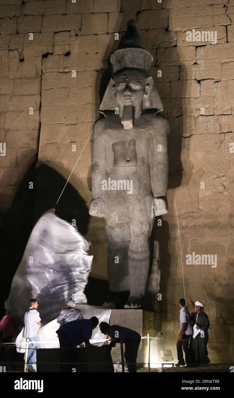 (170419) -- LUXOR, 19 aprile 2017 -- Una statua colossale del re Ramses II, recentemente restaurata, è stata inaugurata al Tempio di Luxor a Luxor, in Egitto, il 18 aprile 2017. Il Ministero delle Antichità egiziano ha condotto un completo lavoro di restauro su una statua colossale del re Ramses II che un tempo decorava la facciata del primo pilone del Tempio di Luxor. Durante il IV secolo d.C., il colosso fu danneggiato da un terremoto distruttivo. (gl) EGITTO-LUXOR-ANTICHITÀ-STATUA-RESTAURO AhmedxGomaa PUBLICATIONxNOTxINxCHN Luxor 19 aprile 2017 una statua Colossus di Re Ramses II recentemente restaurata È presentata A T Foto Stock