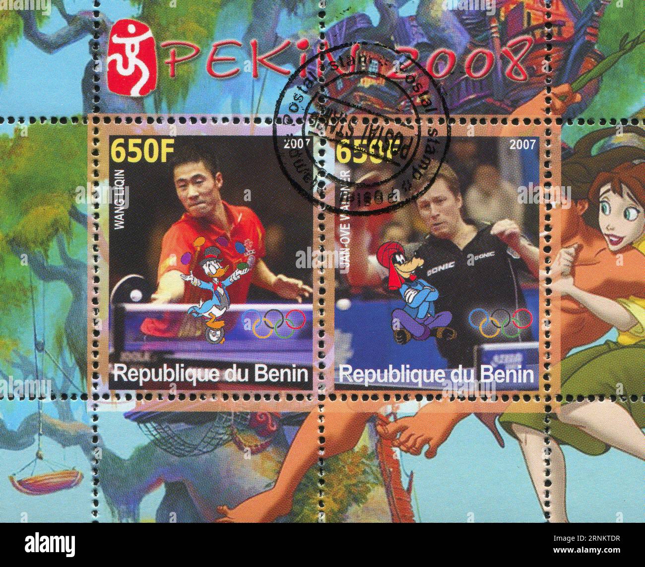 BENIN - CIRCA 2007: Timbro stampato dal Benin, mostra Jan-ove Waldner, Disney Caharacter e anelli olimpici, circa 2007 Foto Stock