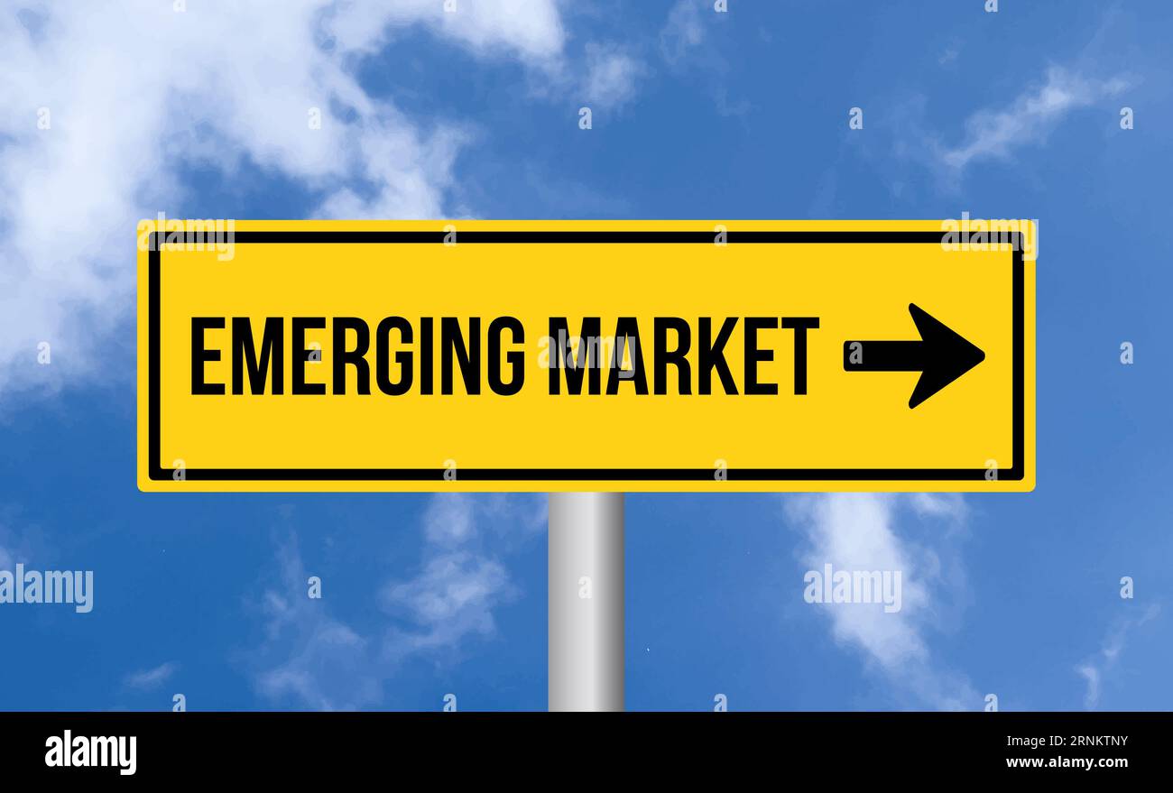 Segnaletica stradale del mercato emergente su sfondo nuvoloso Foto Stock