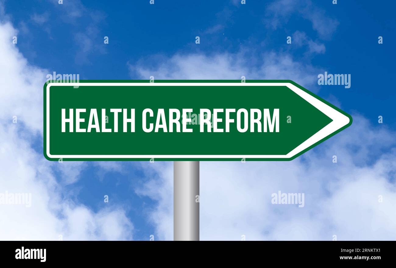 Segnale stradale di riforma sanitaria su sfondo cielo nuvoloso Foto Stock