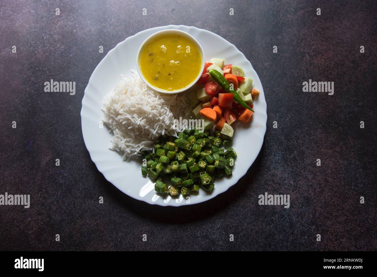 Verdure indiane salutari di riso, verdure bollite, insalata e dal. Foto Stock